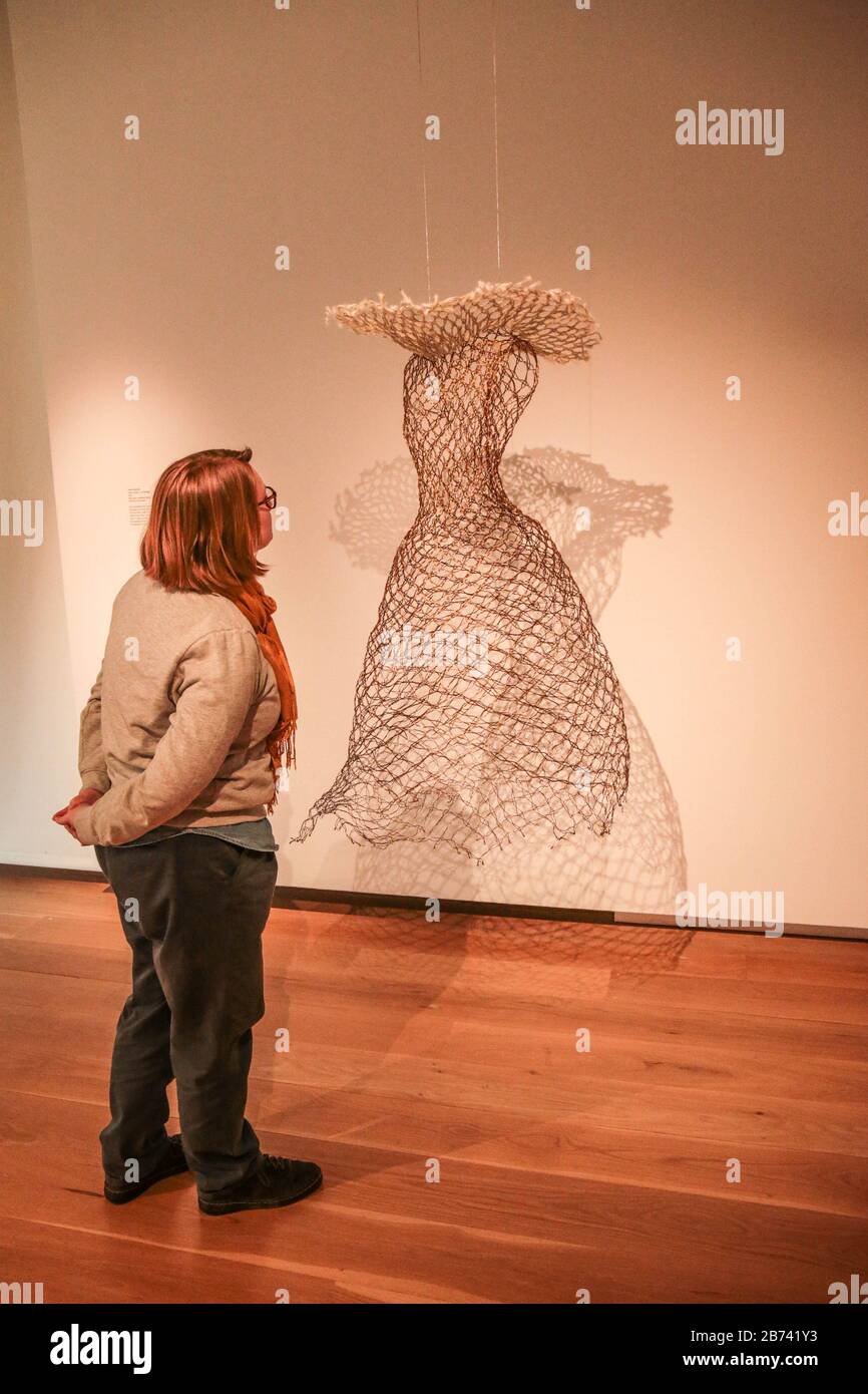 Warwickshire, Inghilterra Venerdì 13 Marzo 2020. Questa mostra guarda come la sensualità intrinseca di tutti i tipi di materiali ha ispirato artisti nel corso dei secoli, Annie Bascoul, Vivre et Never…en dentelle 2015, Brass Wire, Tubular fishnet, FeathersPaul Quezada-Neiman/Alamy Live News Foto Stock