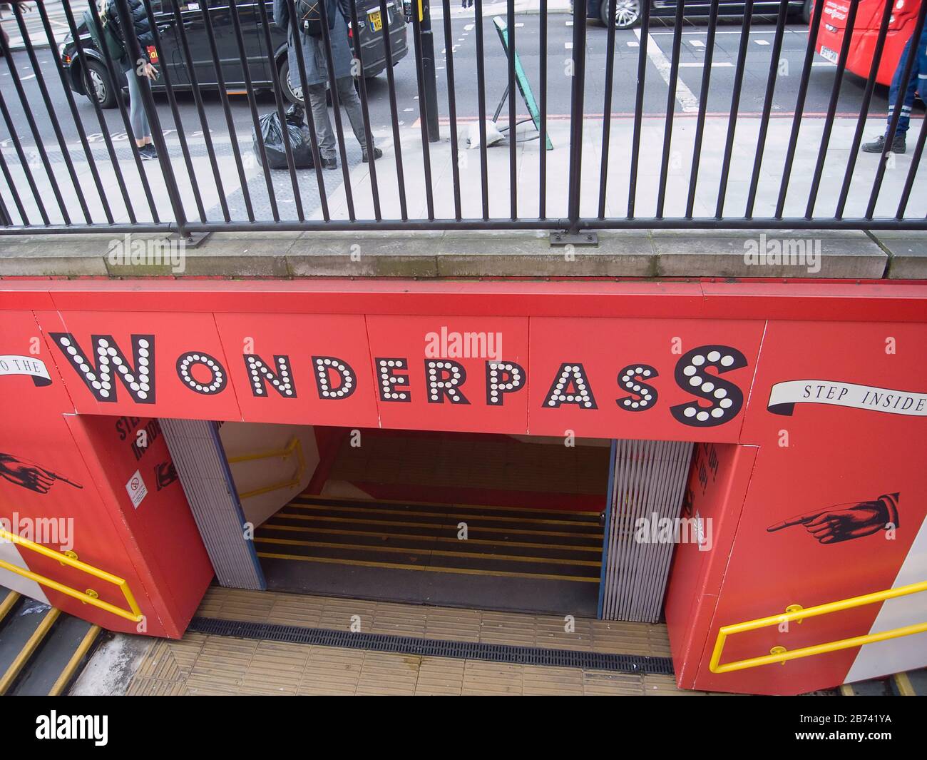 Inghilterra, Londra, Westminster, Wonderpass, sottopassaggio pedonale decorato con colori vivaci all'incrocio tra Marylebone Road e Baker Street. Foto Stock