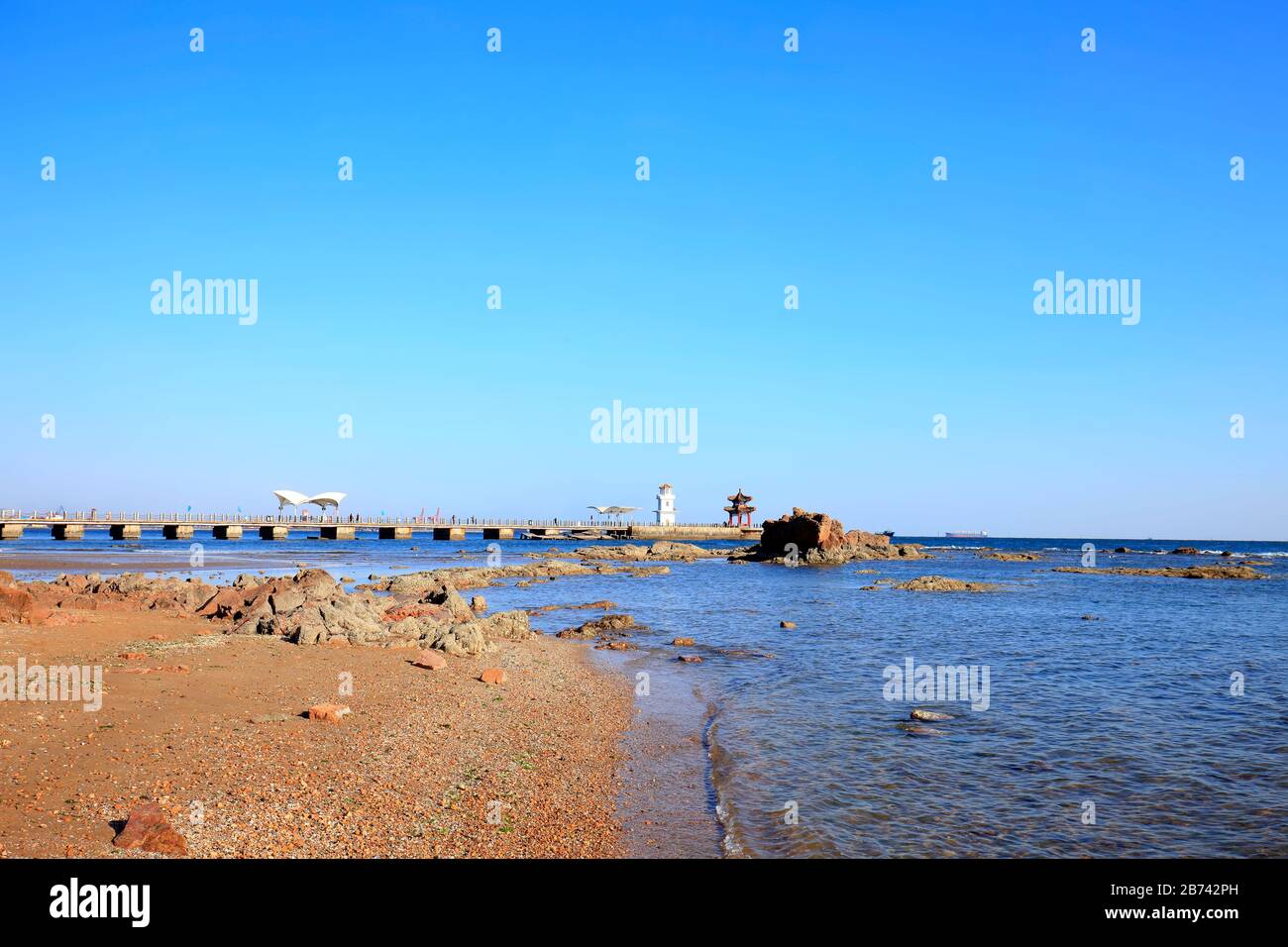 Il paesaggio del mare e il molo Foto Stock
