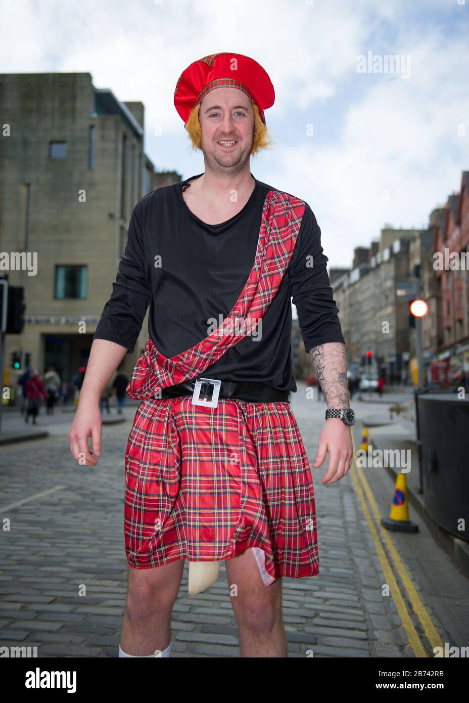 Edimburgo, Regno Unito. 13 Marzo 2020. Nella foto: L'uomo visto sul Royal Mile di Edimburgo indossa un tartan kilt, un tartan plaid e un cappello rosso, strutting il suo roba per la macchina fotografica. Credit: Colin Fisher/Alamy Live News Foto Stock