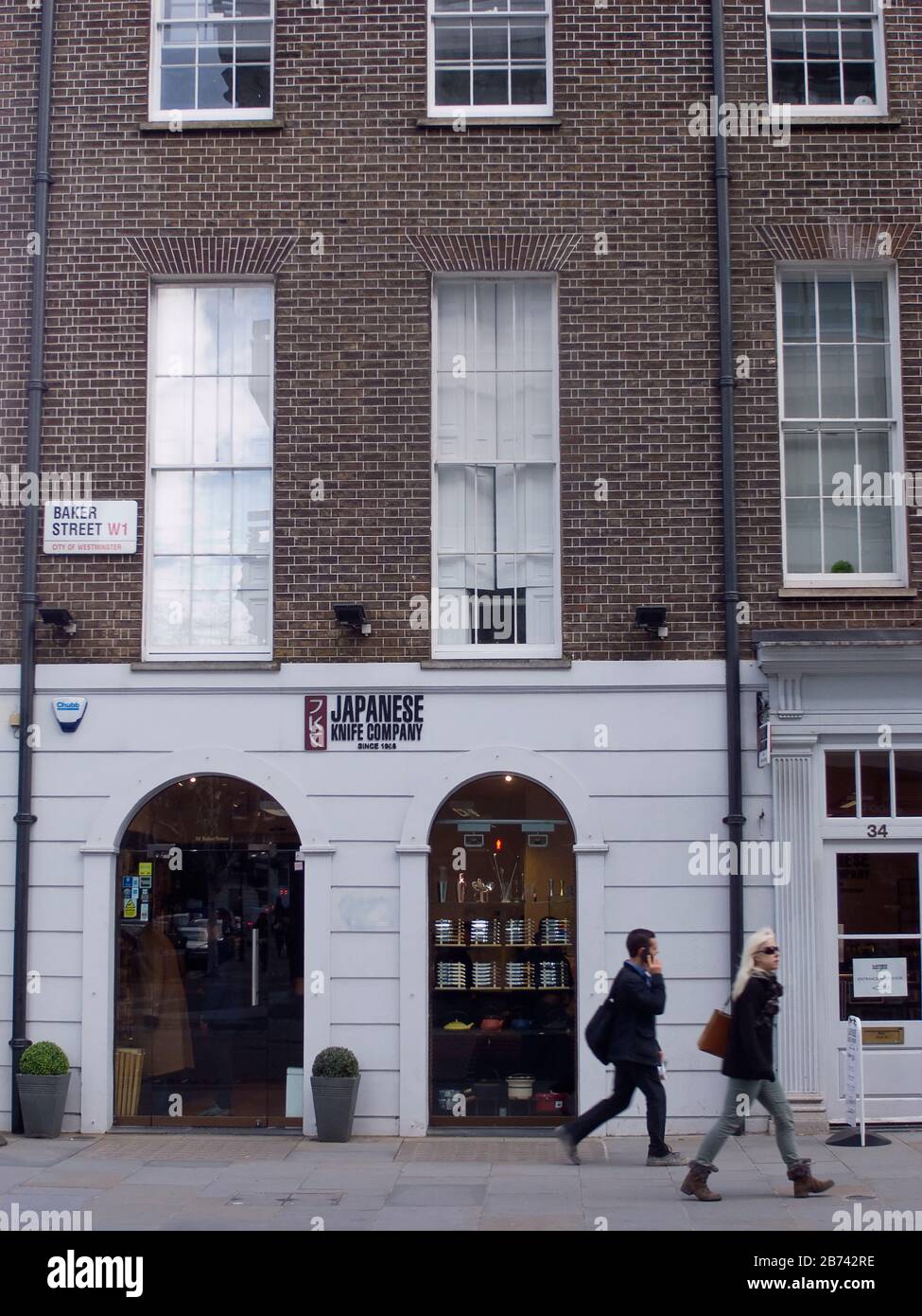 Inghilterra, Londra, Westminster, Baker Street, cartello all'esterno dell'edificio del negozio di coltelli giapponesi. Foto Stock