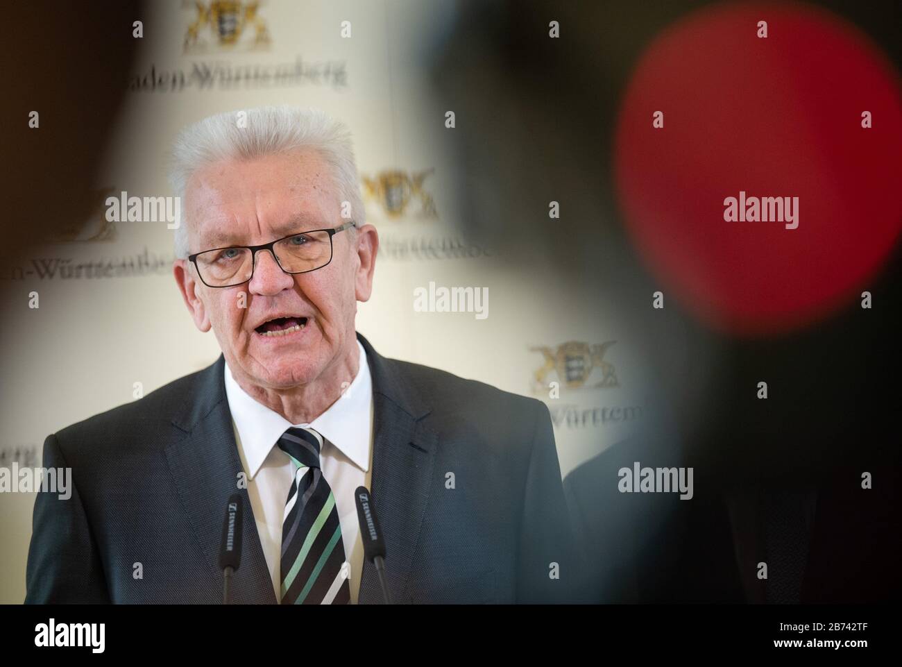 Stoccarda, Germania. 13 Marzo 2020. Winfried Kretschmann (Bündnis 90/Die Grünen), primo ministro del Baden-Württemberg, interviene in una conferenza stampa del governo del Baden-Württemberg. In risposta alla diffusione del coronavirus, il governo dello Stato ha deciso di chiudere le scuole e i centri di assistenza al giorno dal martedì prossimo fino a dopo le festività pasquali. Credit: Sebastian Gollnow/Dpa/Alamy Live News Foto Stock