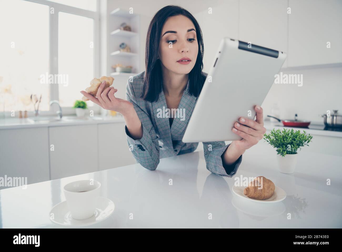 Primo piano foto intelligente lei la sua signora corporate look e-reader rapporto mani braccia fresco croissant hot drink tavolo startup investitore formale-wear Foto Stock