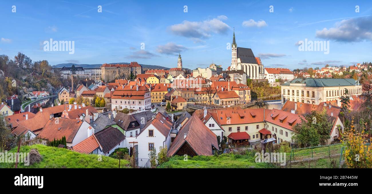 Vista panoramica di Cesky Krumlov, repubblica Ceca. Paesaggio urbano autunnale con il Castello di Krumlov e la Chiesa di San Vito Foto Stock