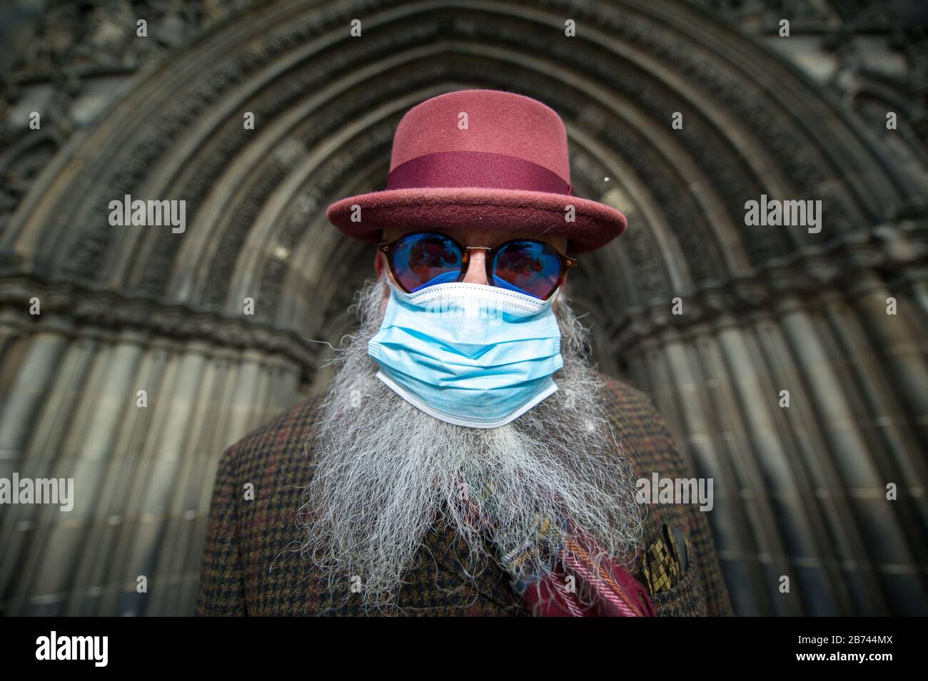 Edimburgo, Regno Unito. 13 Marzo 2020. Nella foto: L'uomo ha visto indossare la maschera chirurgica e coprire il naso e la bocca a causa della pandemia di Coronavirus. Credit: Colin Fisher/Alamy Live News Foto Stock