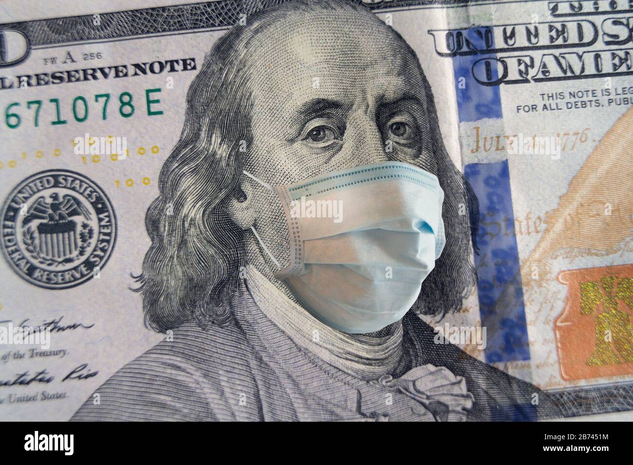 banconota da 100 dollari con maschera facciale. Crisi mondiale Foto Stock