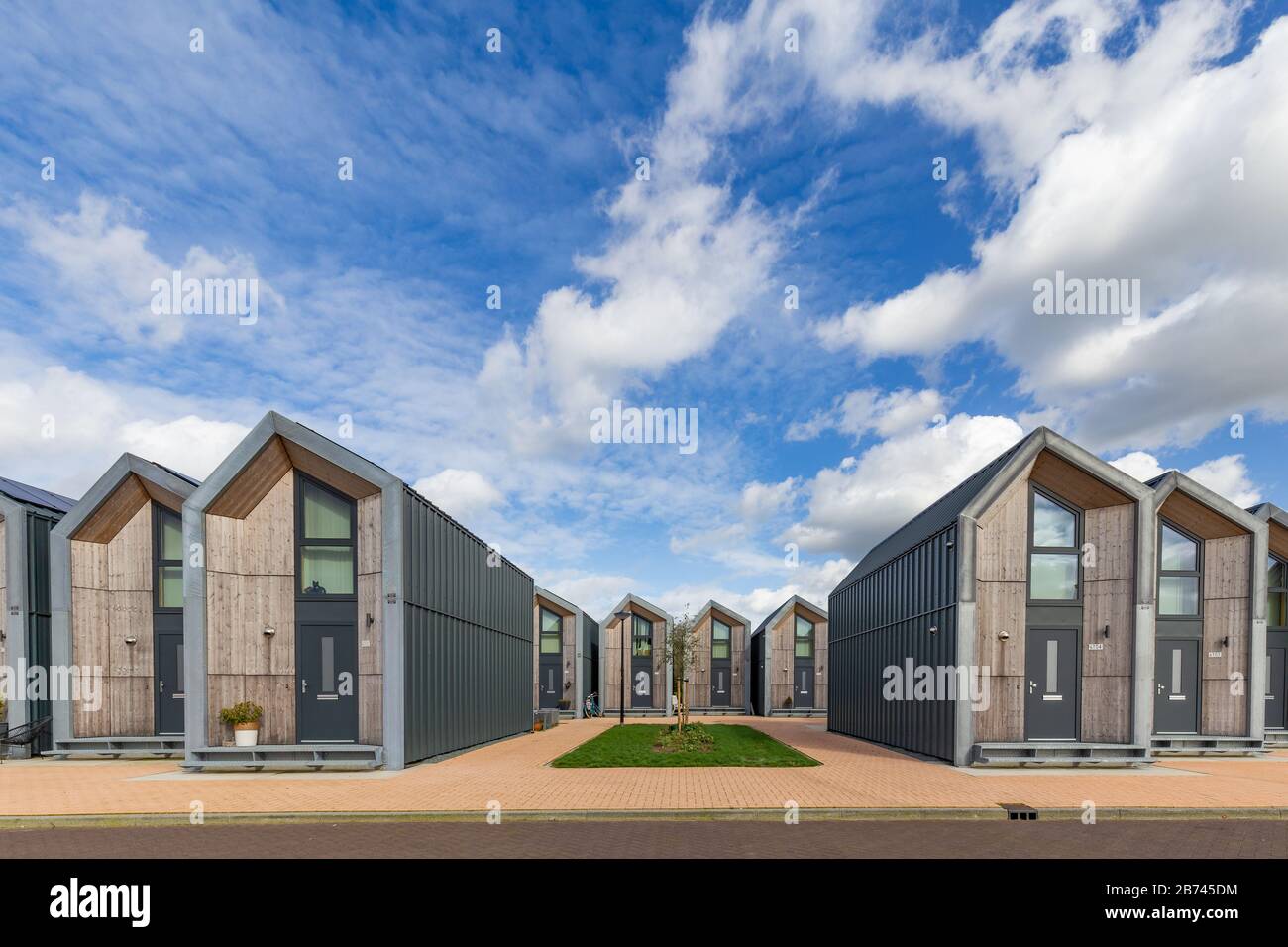 Nijkerk, Paesi Bassi, 12 marzo 2020: Case di piccole dimensioni eco-compatibili a Nijkerk. 39 mq di superficie per un soggiorno semplice ed economico. Foto Stock