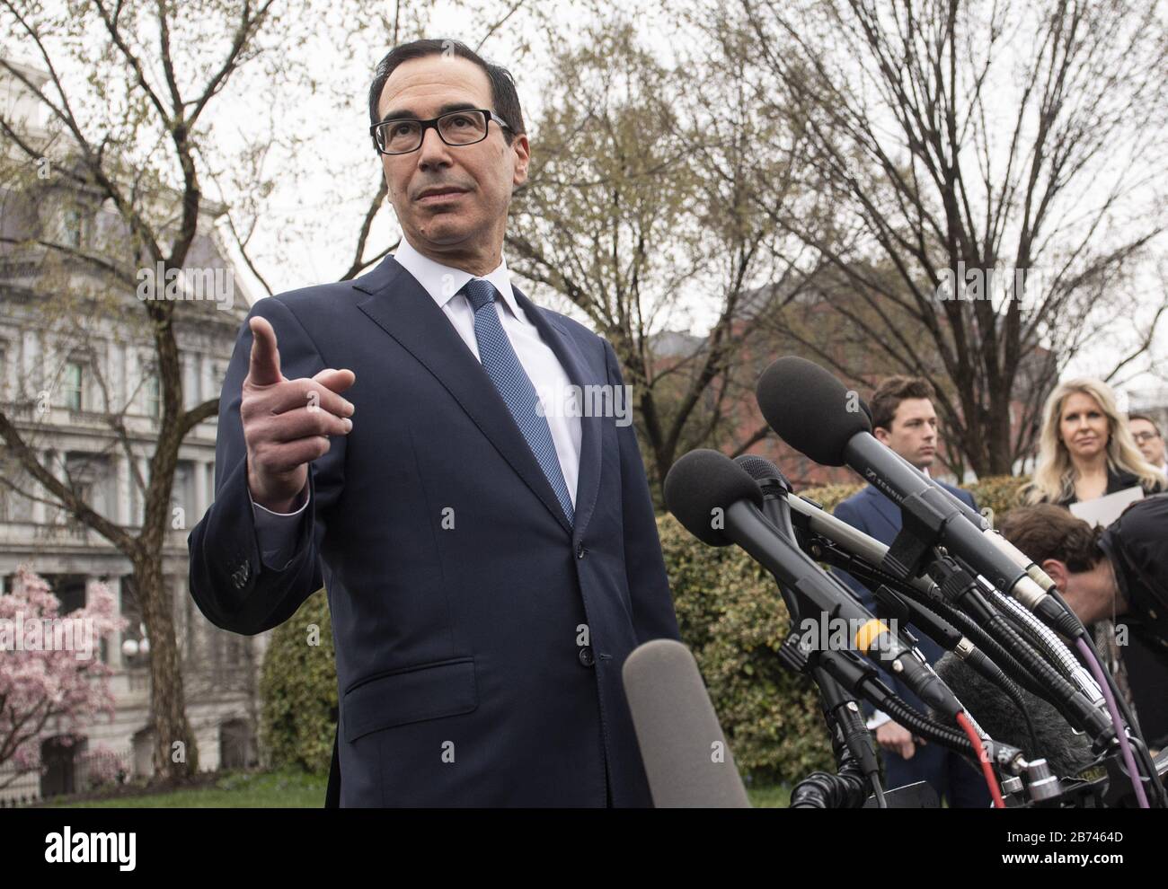 Washington, Stati Uniti. 13 Marzo 2020. I giornalisti ascoltano il Segretario del Tesoro Steven Mnuchin mentre informava i giornalisti su un possibile pacchetto di aiuti sulla scia del Coronavirus e della recente recessione del mercato, alla Casa Bianca di Washington, DC, il 13 marzo 2020. Foto di Kevin Dietsch/UPI Credit: UPI/Alamy Live News Foto Stock