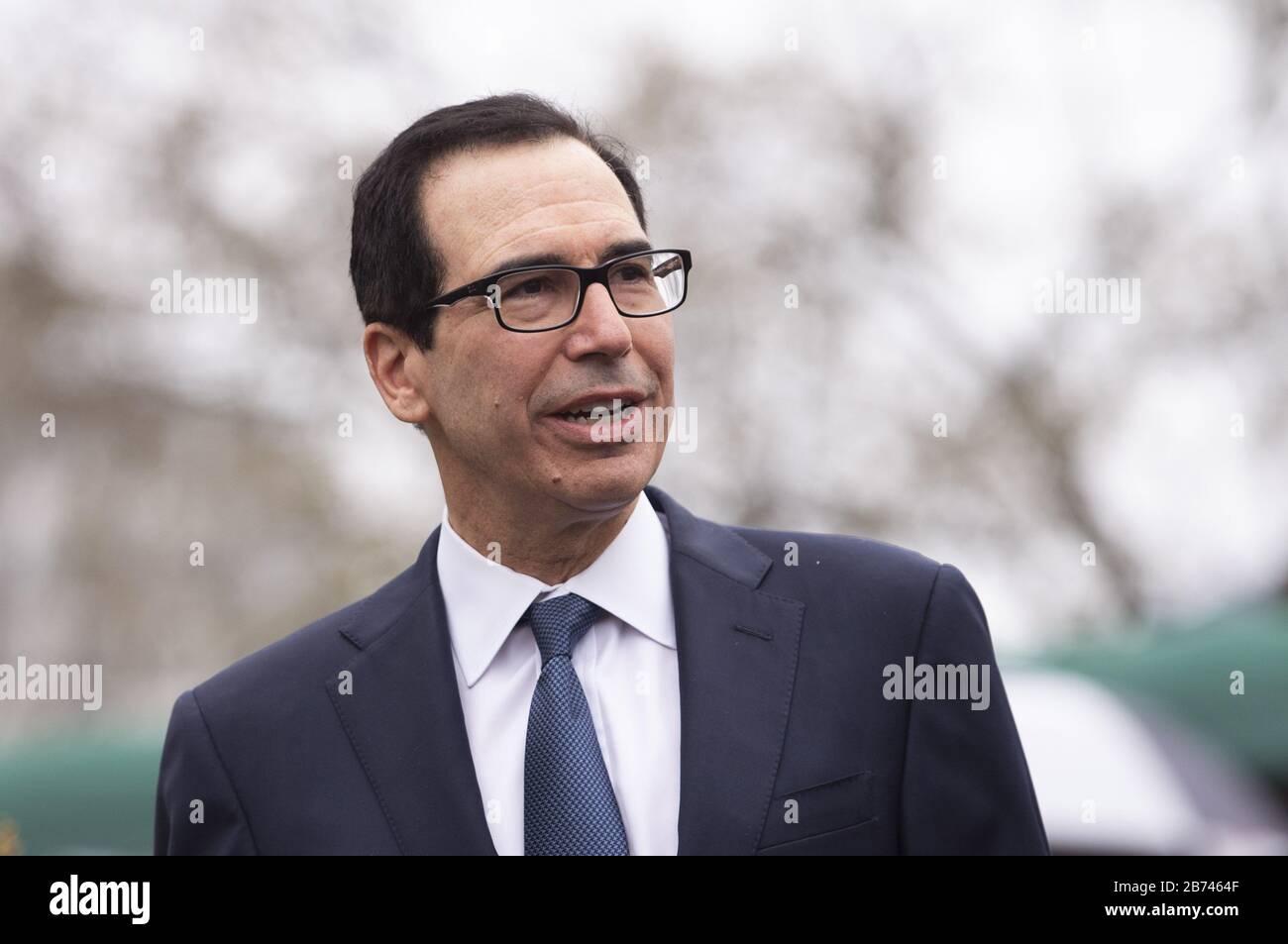 Washington, Stati Uniti. 13 Marzo 2020. I giornalisti ascoltano il Segretario del Tesoro Steven Mnuchin mentre informava i giornalisti su un possibile pacchetto di aiuti sulla scia del Coronavirus e della recente recessione del mercato, alla Casa Bianca di Washington, DC, il 13 marzo 2020. Foto di Kevin Dietsch/UPI Credit: UPI/Alamy Live News Foto Stock