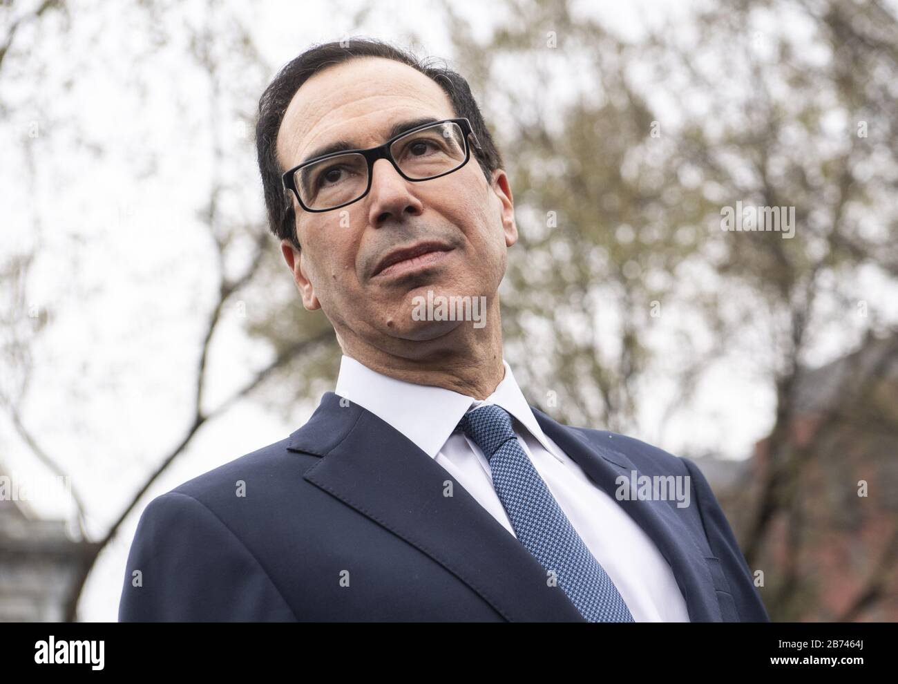 Washington, Stati Uniti. 13 Marzo 2020. I giornalisti ascoltano il Segretario del Tesoro Steven Mnuchin mentre informava i giornalisti su un possibile pacchetto di aiuti sulla scia del Coronavirus e della recente recessione del mercato, alla Casa Bianca di Washington, DC, il 13 marzo 2020. Foto di Kevin Dietsch/UPI Credit: UPI/Alamy Live News Foto Stock