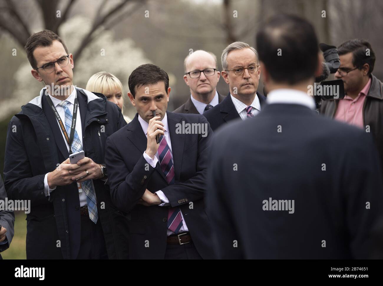 Washington, Stati Uniti. 13 Marzo 2020. I giornalisti ascoltano il Segretario del Tesoro Steven Mnuchin mentre informava i giornalisti su un possibile pacchetto di aiuti sulla scia del Coronavirus e della recente recessione del mercato, alla Casa Bianca di Washington, DC, il 13 marzo 2020. Foto di Kevin Dietsch/UPI Credit: UPI/Alamy Live News Foto Stock