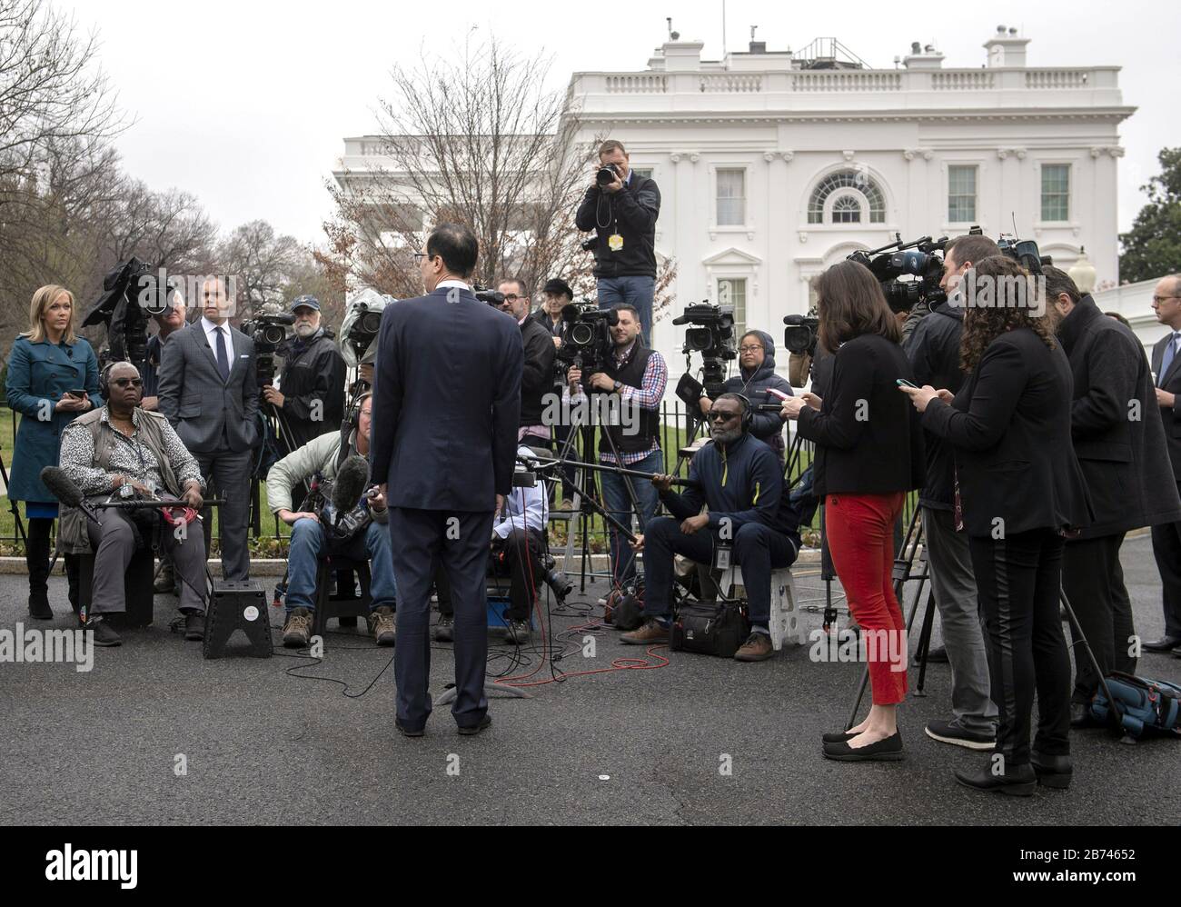 Washington, Stati Uniti. 13 Marzo 2020. I giornalisti ascoltano il Segretario del Tesoro Steven Mnuchin mentre informava i giornalisti su un possibile pacchetto di aiuti sulla scia del Coronavirus e della recente recessione del mercato, alla Casa Bianca di Washington, DC, il 13 marzo 2020. Foto di Kevin Dietsch/UPI Credit: UPI/Alamy Live News Foto Stock