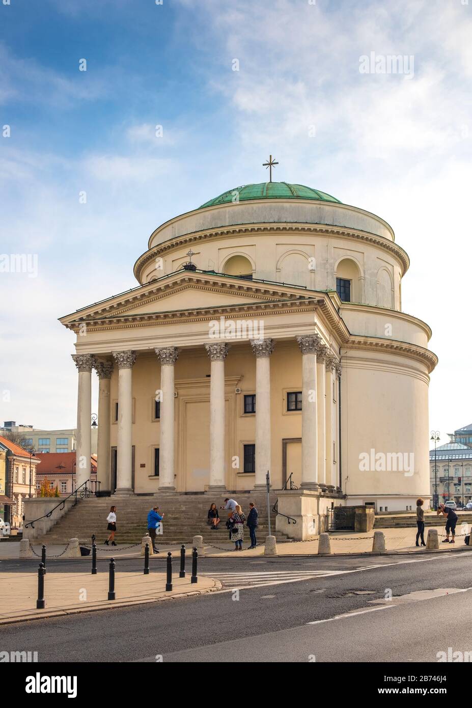 Varsavia, Mazovia / Polonia - 2019/10/26: Chiesa di San Alessandro del XIX secolo - Kosciol sw. Aleksandra - sulle tre croci Piazza nel centro storico Foto Stock