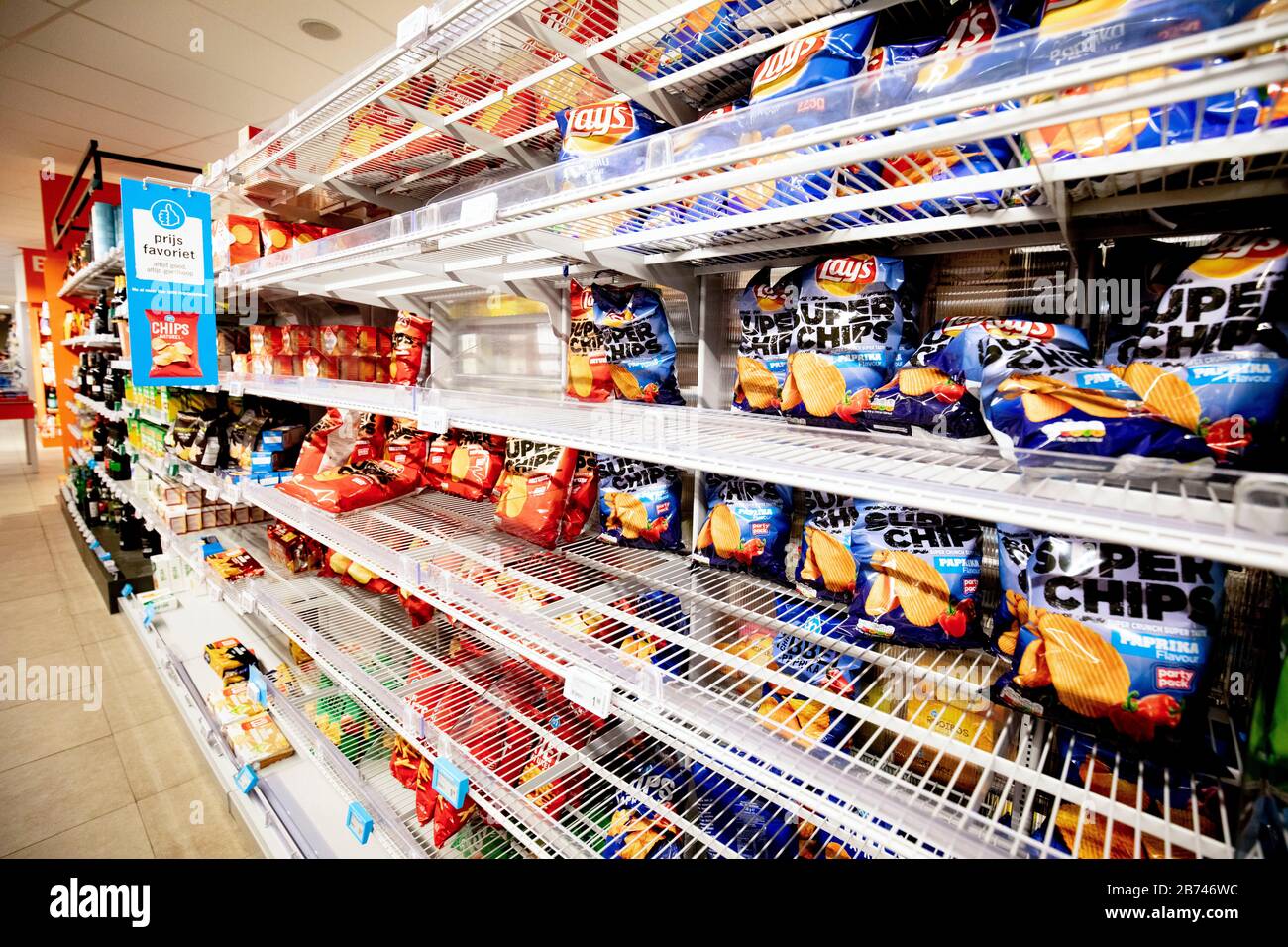 Scaffali vuoti in un supermercato mentre la gente olandese sta accovacciando le merci dopo il gabinetto che annuncia le misure rigorose contro il nuovo virus della corona. Foto Stock