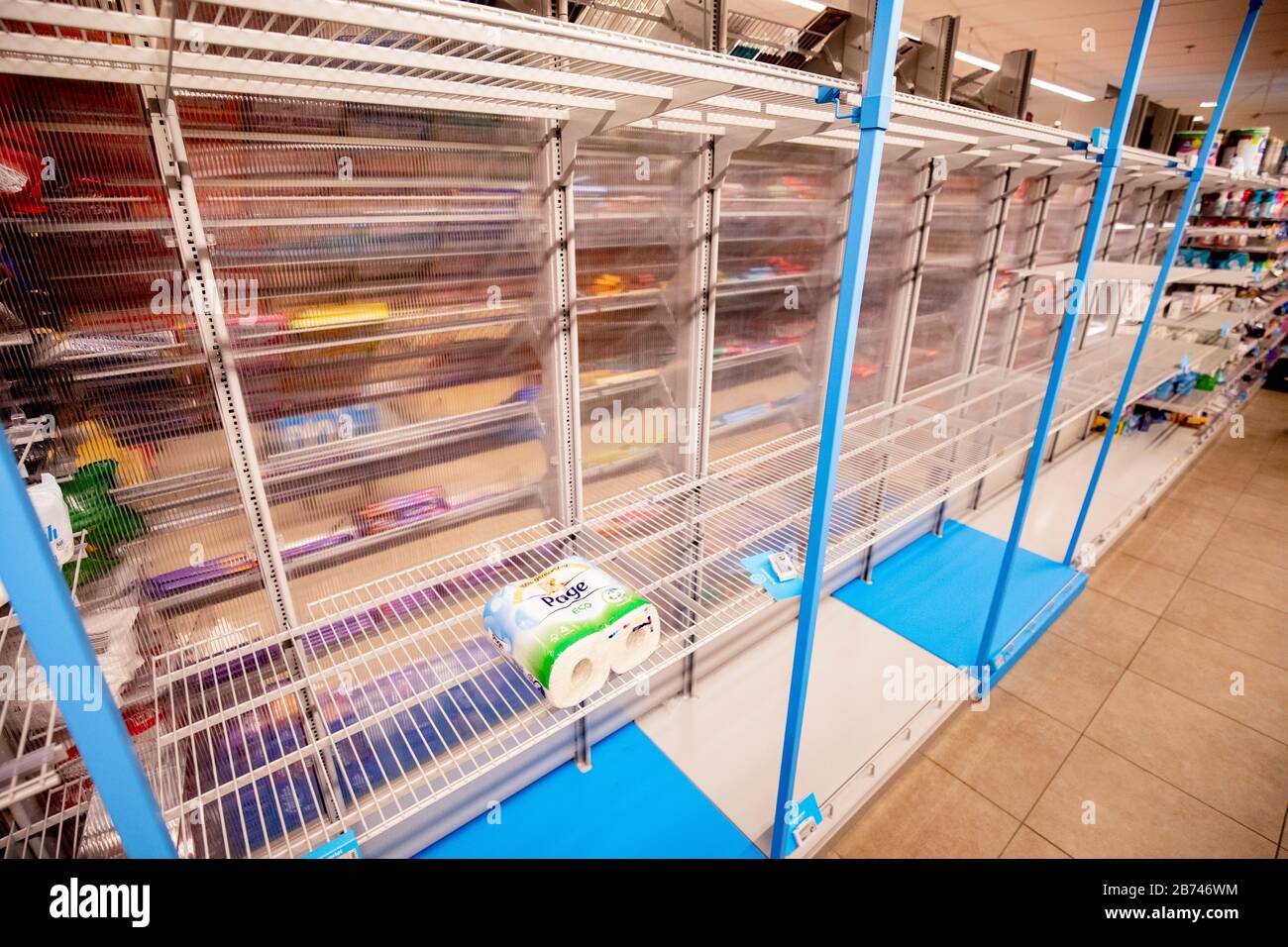 Scaffali vuoti in un supermercato mentre la gente olandese sta accovacciando le merci dopo il gabinetto che annuncia le misure rigorose contro il nuovo virus della corona. Foto Stock
