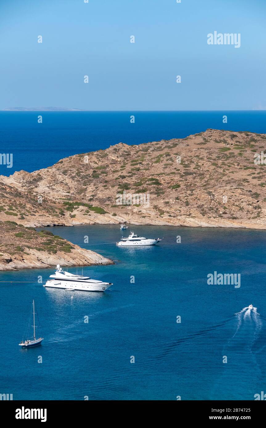 Yacht di lusso in baia sulla costa meridionale isola di iOS Grecia Foto Stock