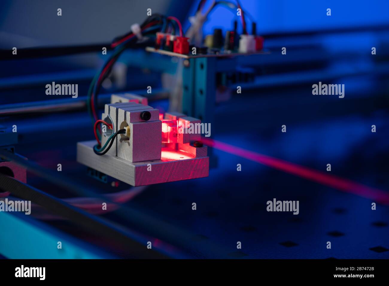 Sistema di sviluppo laser in laboratorio ottico. Studio dei laser i test ottici del laboratorio scientifico Foto Stock