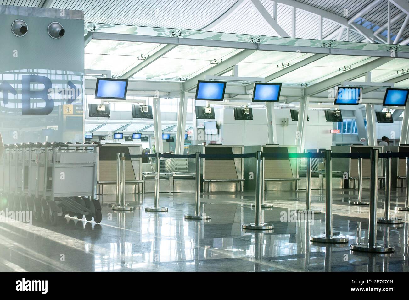 Banchi di check-in vuoti presso il terminal dell'aeroporto. Foto Stock