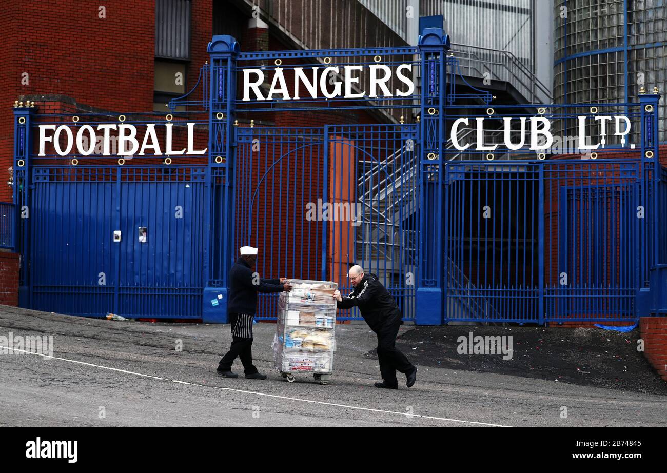 Lavoratori al di fuori dello stadio Ibrox, sede del Rangers Football Club, dopo che il calcio scozzese ha annunciato una sospensione immediata, con partite rinviate fino a "ulteriore avviso". Foto Stock
