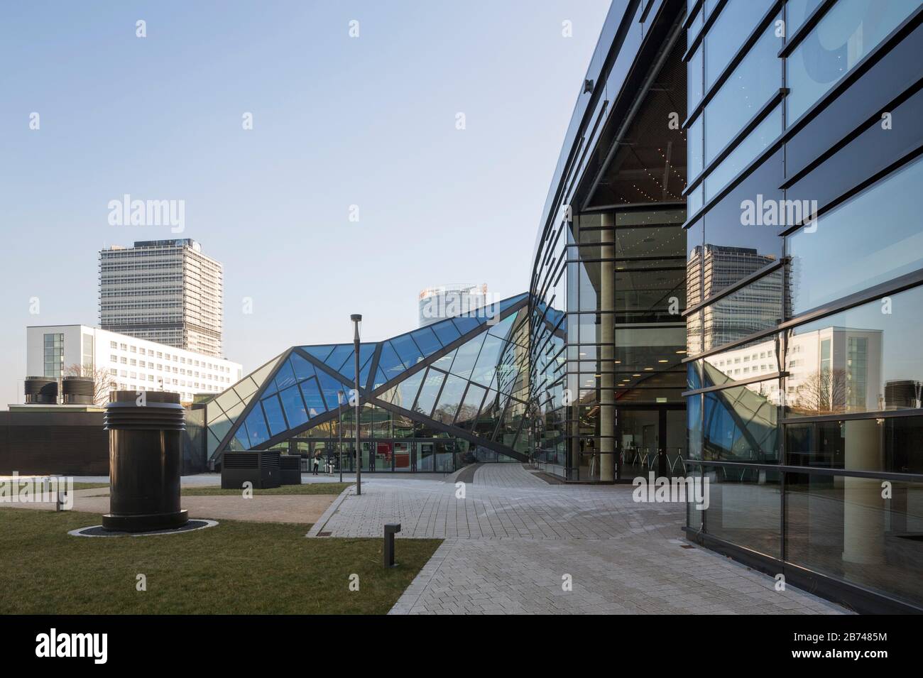 Bonn, Regierungsviertel (Bundesviertel, Parlamentsviertel), Platz der Vereinten Nationen ", im Hintergrund "Langer Eugen" und Posttower, rechts Kongress Foto Stock