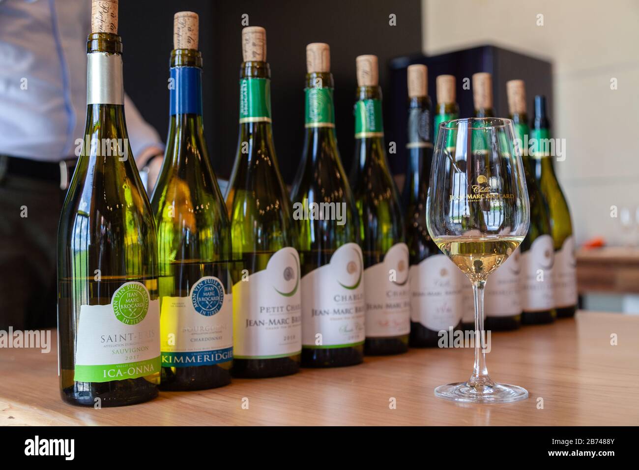Francia Borgogna 2019-06-2 degustazione chardonnay da Chablis Petite, grande, primo cru presso la cantina biologica di borgogna linea Jean Marc Brocard, bottiglie in Foto Stock