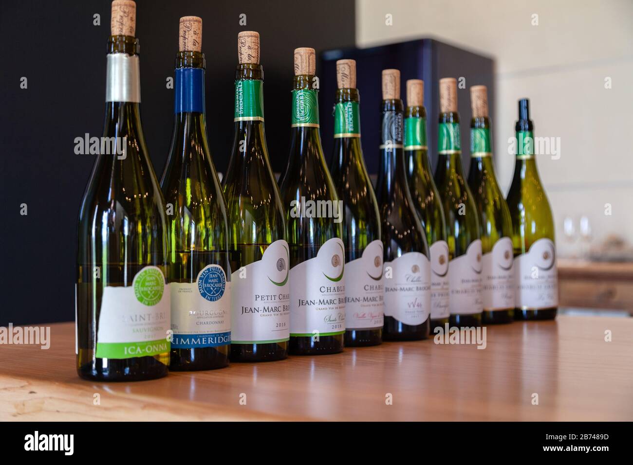 Francia Borgogna 2019-06-2 degustazione di chardonnay da Chablis, Petite, Grand, primo cru presso la cantina biologica di borgogna linea Jean Marc Brocard, bottiglia Foto Stock