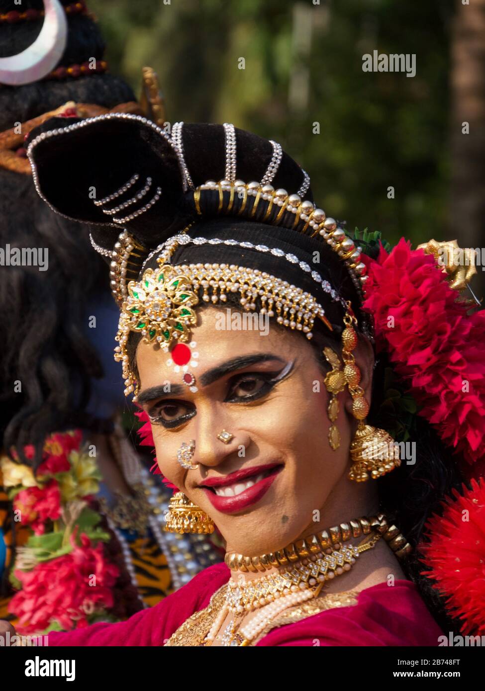 Ballerino Kathakali classico raffigurante dio indù si esibisce nel festival del tempio, Kumarakom, Kerala, India meridionale Foto Stock