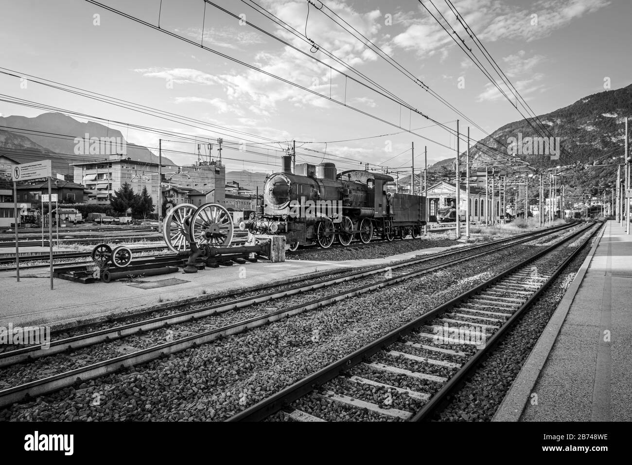 Vecchia locomotiva (motore a vapore) in mostra alla stazione ferroviaria di Trento in Trentino Alto Adige. Trento, Italia - 19 agosto 2018 Foto Stock