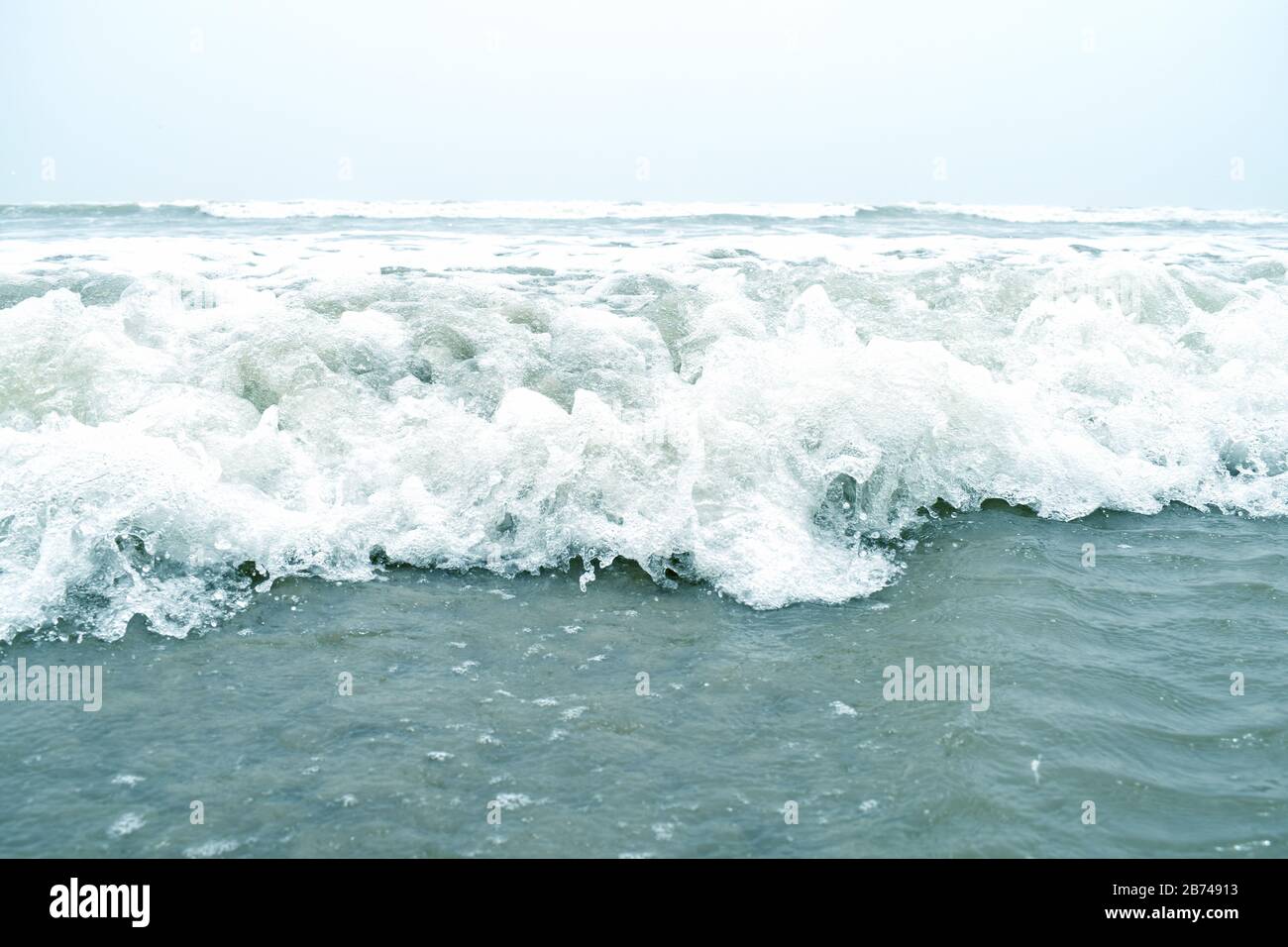 Onda morbida in spiaggia Foto Stock