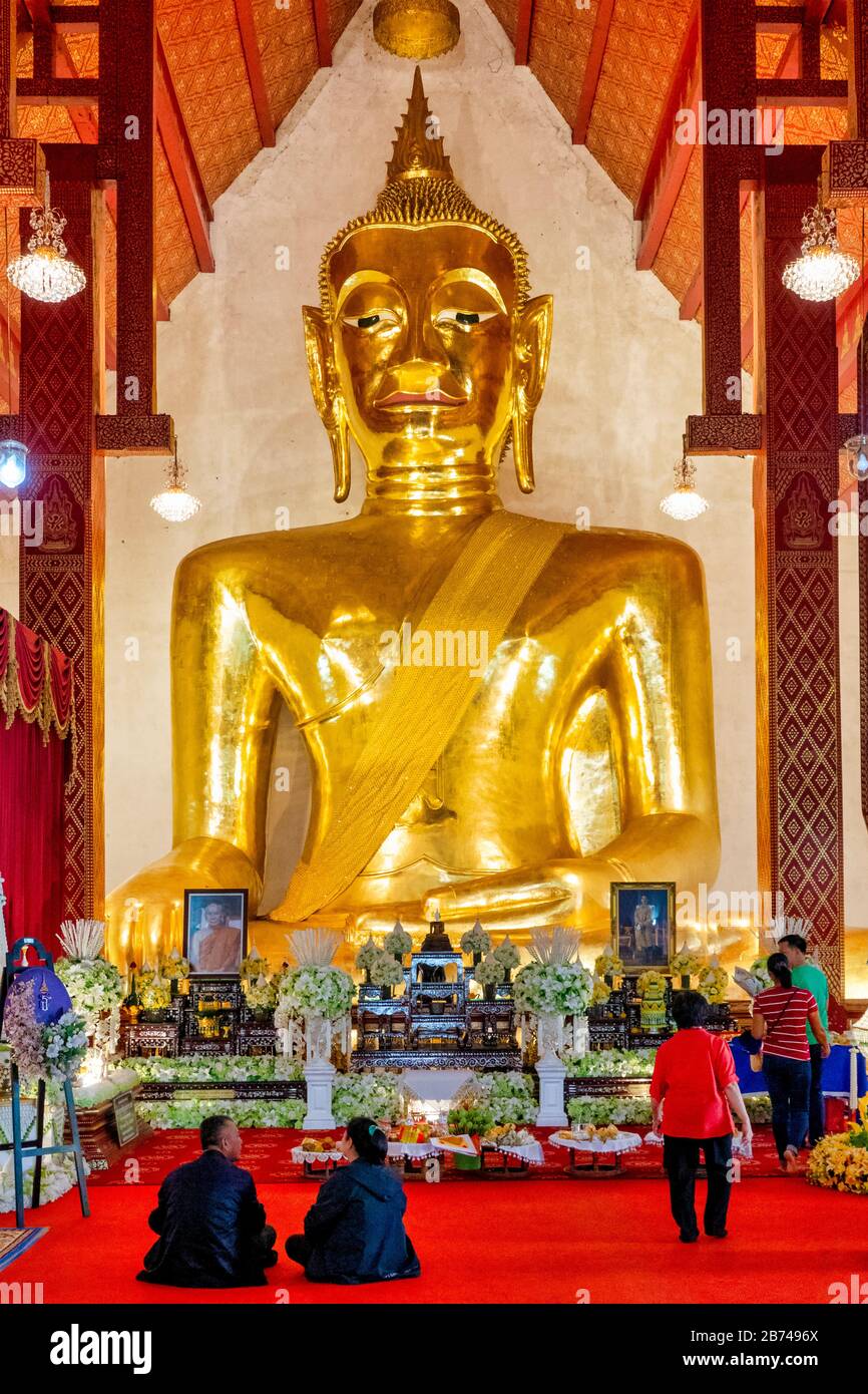 Statua Del Buddha Di Phra Chao Ton Luang A Wat Si Khom Kham, Phayao, Thailandia Foto Stock