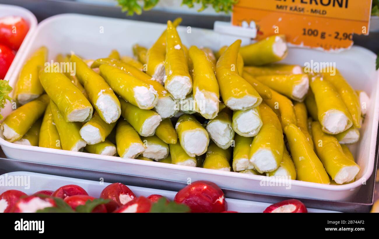 Pepe verde ripieno di formaggio feta / formaggio cremoso. Specialità greca. Popolare cucina mediterranea. Antipasto piccante. Foto Stock