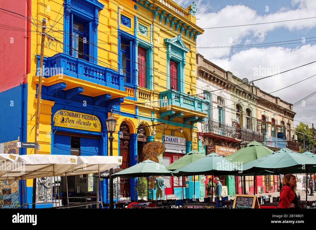 Vecchi edifici colorati; architettura ornata, dipinti con colori vivaci, strade, aziende, ombrelloni, balconi, quartiere la Boca; Sud America, Buenos Aires Foto Stock