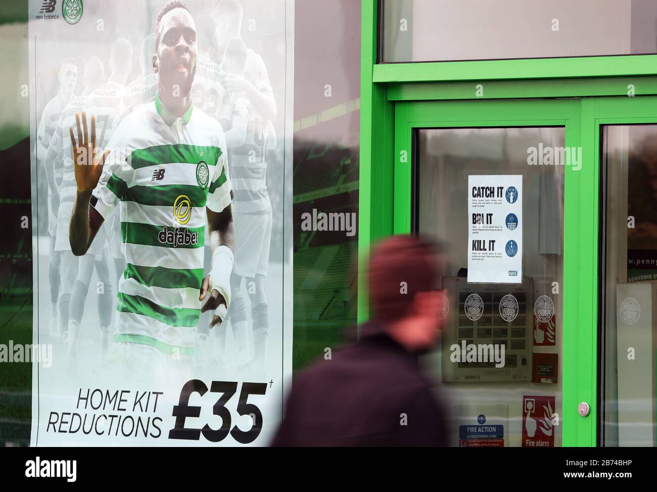 Un membro del pubblico esterno al negozio del club al Celtic Park, sede del Celtic Football Club, dopo che il calcio scozzese ha annunciato una sospensione immediata, con le partite rinviate a "ulteriore avviso". Foto Stock