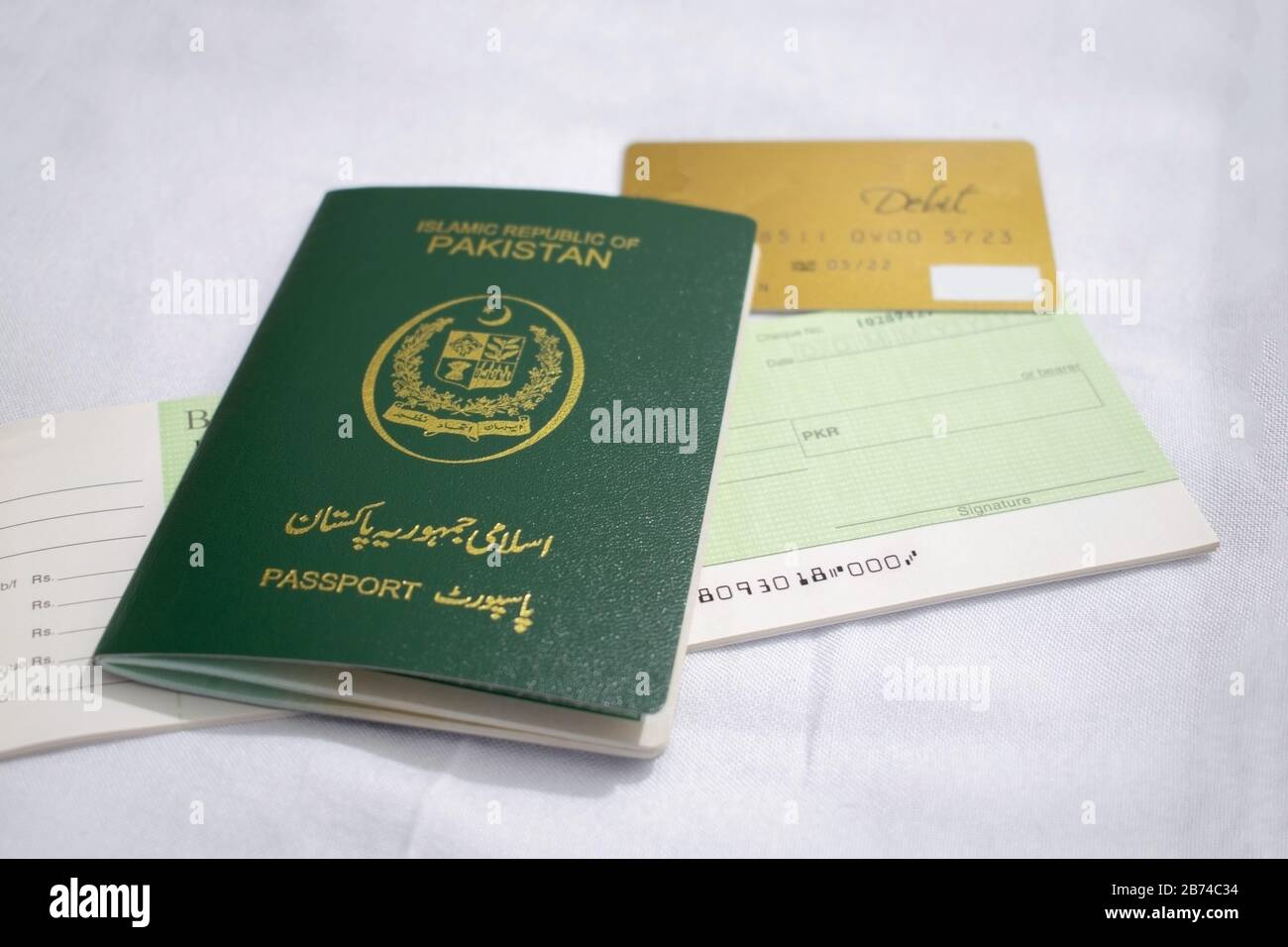 Pakistan passaporto internazionale di viaggio su sfondo bianco Foto Stock