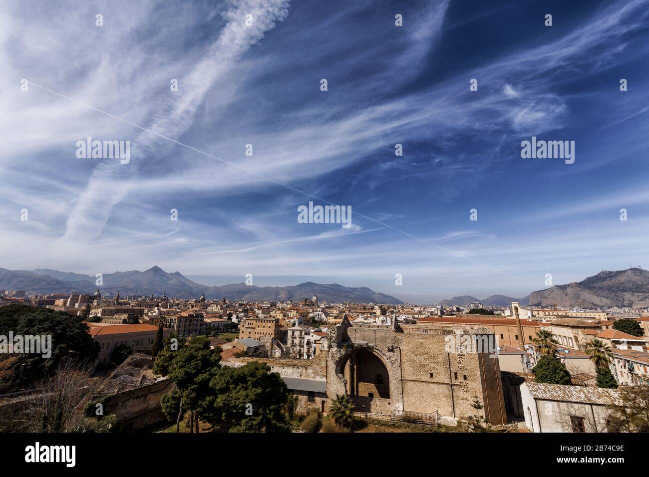 Contrails aeroplani ambientali, geoingegneria, percorsi chimici, controllo meteorologico, formazioni nuvolose artificiali sopra Palermo, Sicilia, marzo 2020 Foto Stock
