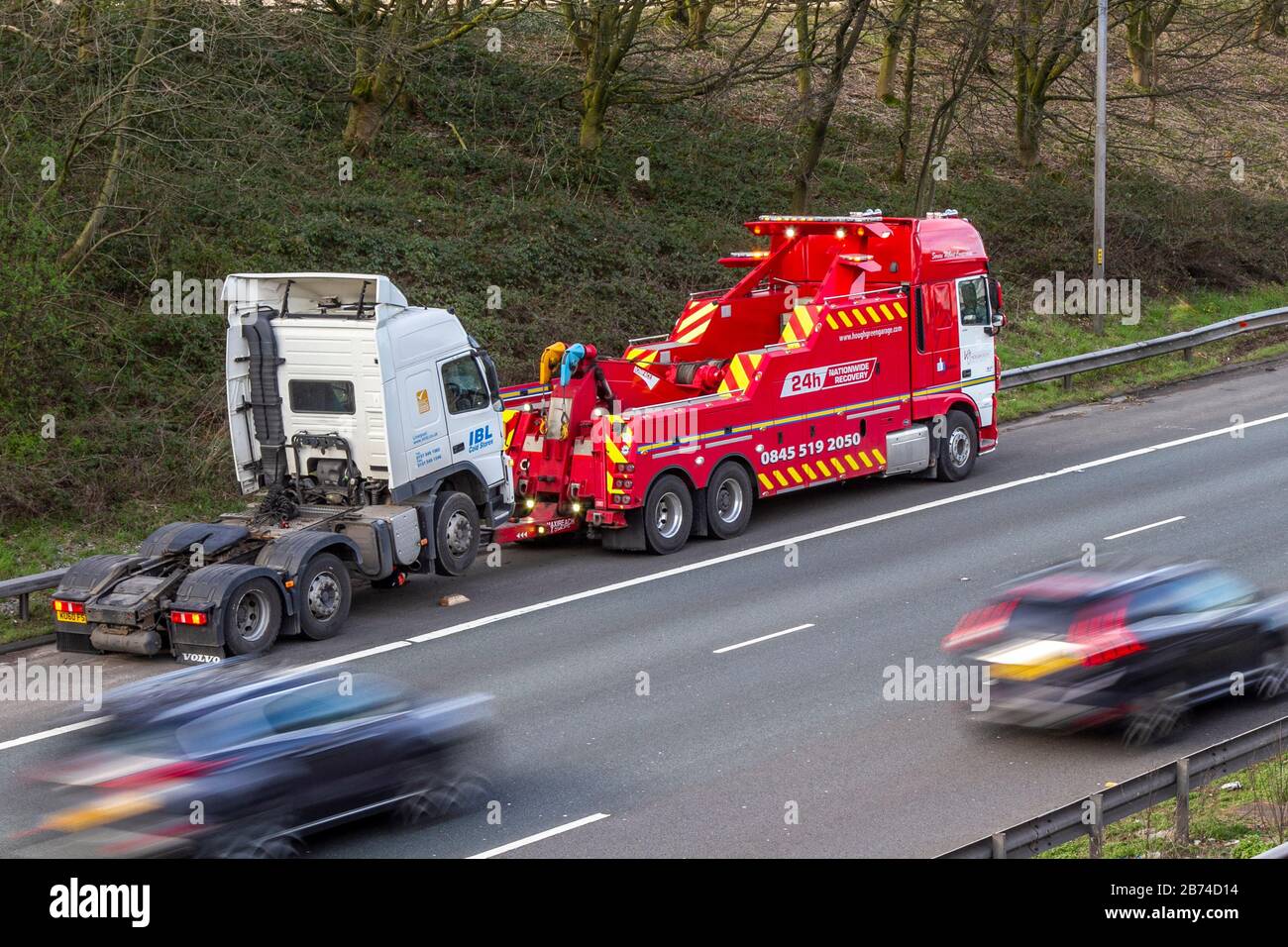 Chorley, Lancashire, Regno Unito. 13 marzo 2020. Guasti HGV multipli sulla corsia dell'autostrada M6. Poiché l'efficacia delle autostrade intelligenti viene messa in discussione dopo 38 morti in cinque anni dopo le collisioni sulla spalla dura. Due HGV guasto entro 50 iarde l'uno dall'altro in Lancashire che rende per un recupero difficile per il team di servizio di soccorso di guasto di 24 ore di Hough Green. Foto Stock