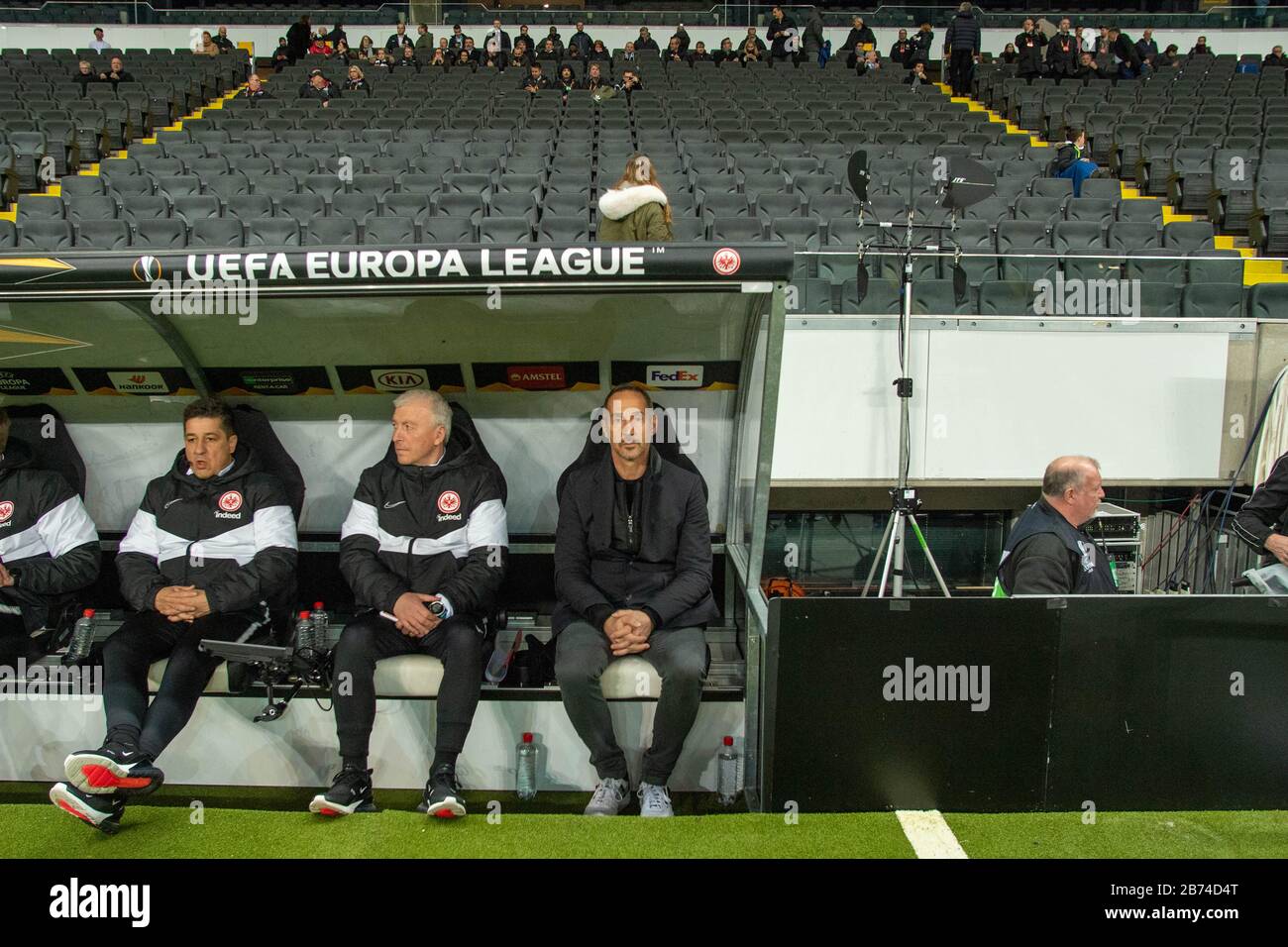 ADI HUETTER (a destra, Hutter, Coach, F) siede sul banco, dietro di esso solo i funzionari e dipendenti delle squadre siedono sullo stand VIP, spettatori, calcio Europa League, round del 16, Eintracht Francoforte (F) - FC Basel (Basel) 0: 3, il 12 marzo 2020 a Francoforte / Germania. | utilizzo in tutto il mondo Foto Stock