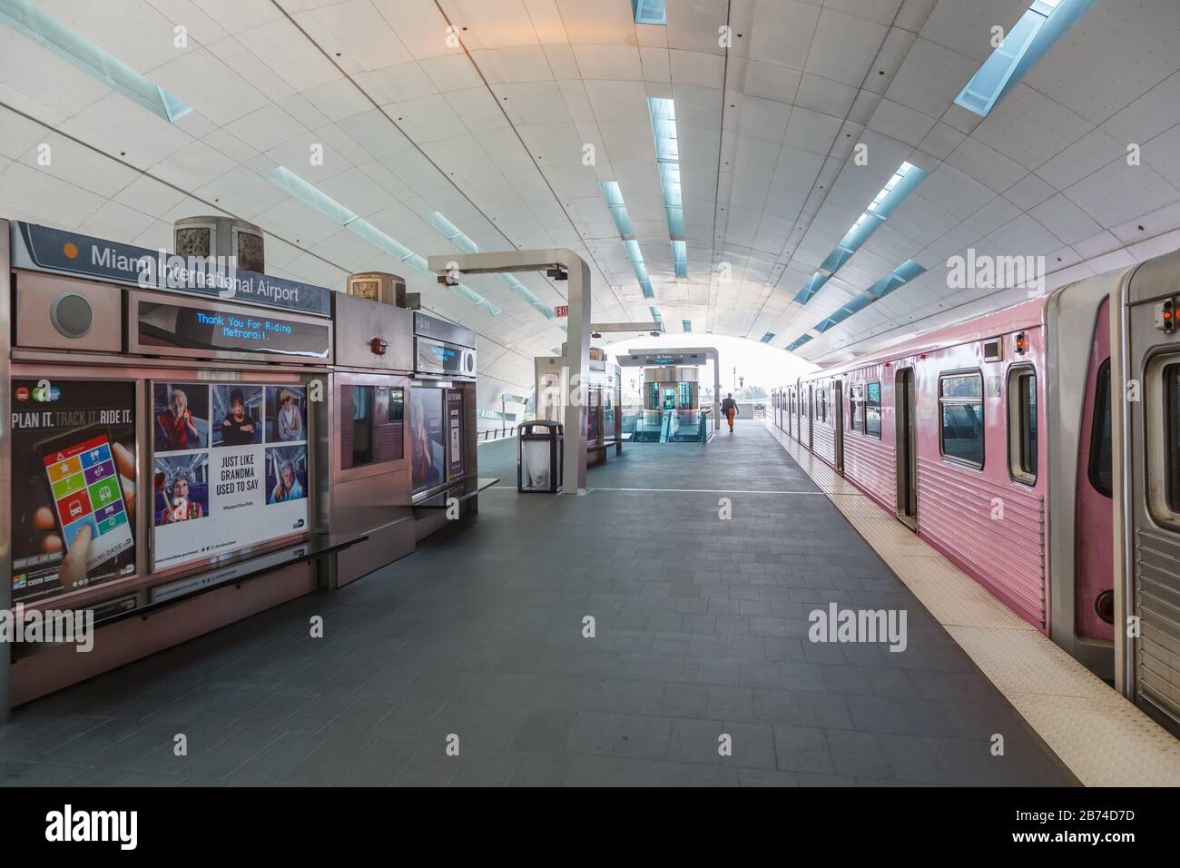 Miami, Florida – 3 aprile 2019: Stazione della metropolitana Metrorail all'aeroporto di Miami (mia) in Florida. | utilizzo in tutto il mondo Foto Stock