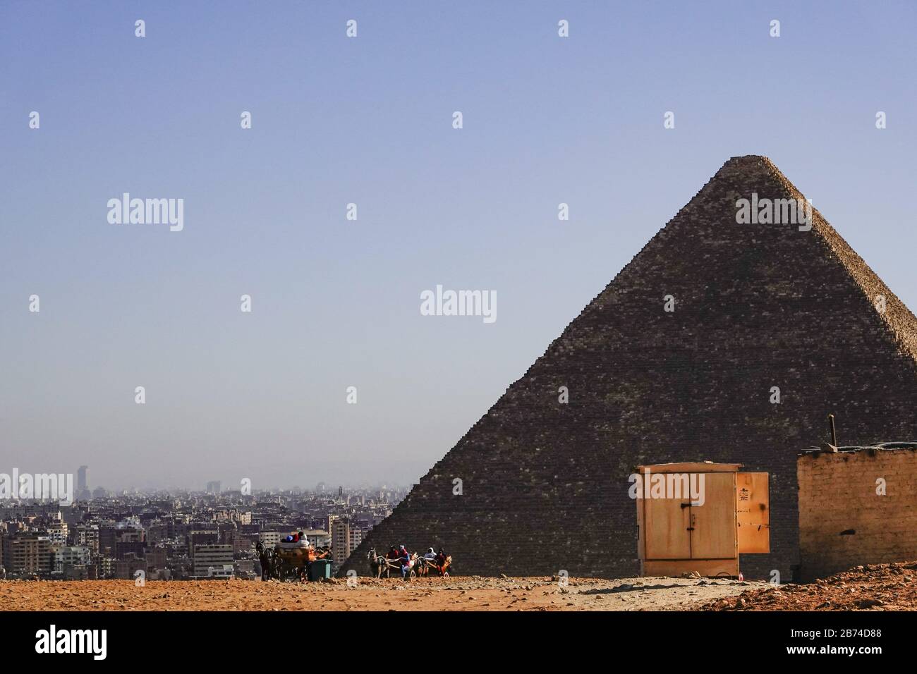 Cairo, Egitto Persone che visitano i terreni delle piramidi di Giza. | utilizzo in tutto il mondo Foto Stock