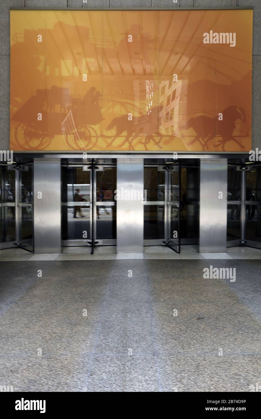 Wells Fargo è una società americana di servizi finanziari con sede a San Francisco. Le radici dell'azienda risalgono al 1852. Henry Wells e William Fargo sono i fondatori. 6°. Avenue, New York, New York City, United StatesDate: Sep 9, 2016 | usage worldwide Foto Stock