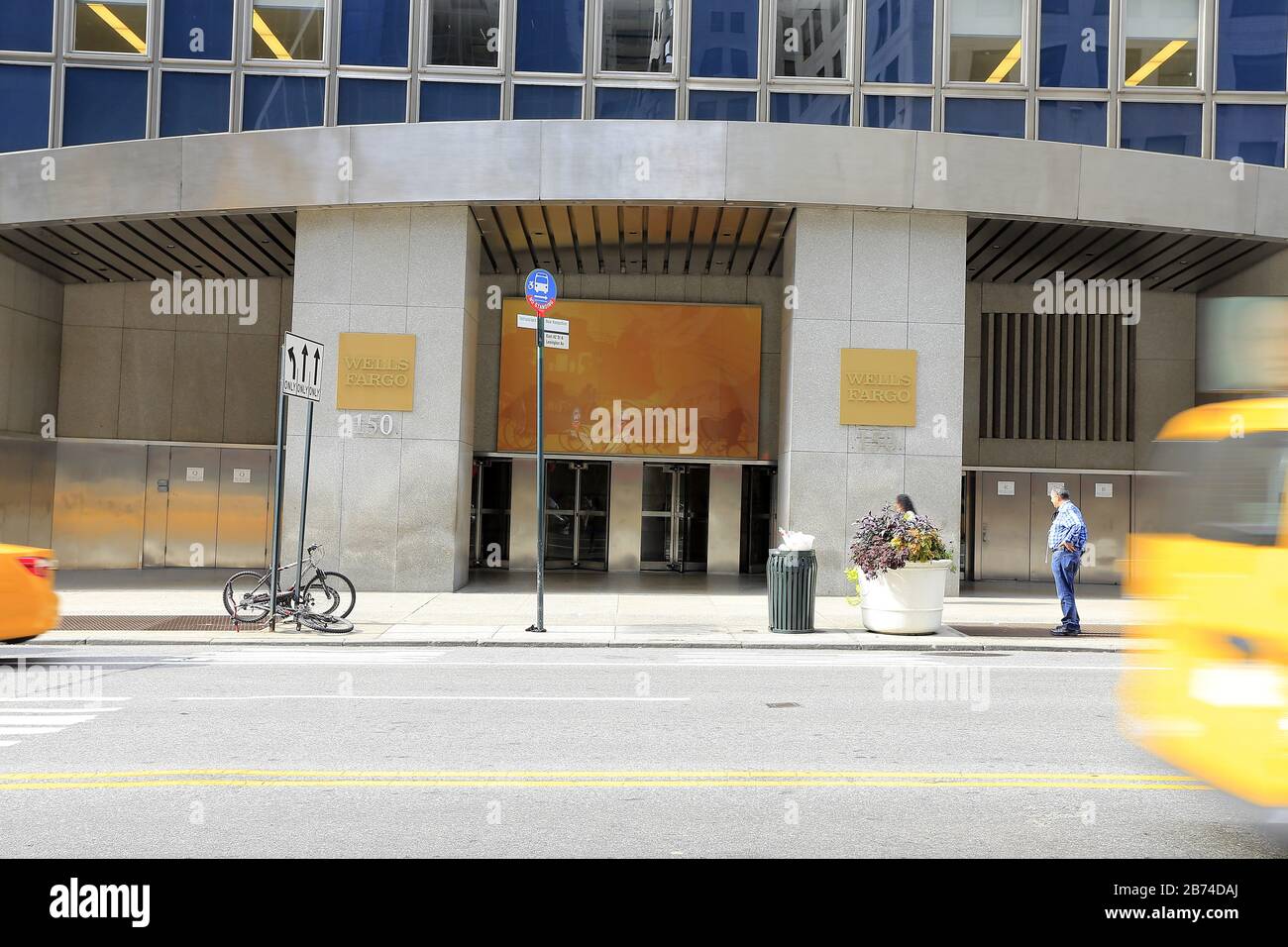 Wells Fargo è una società americana di servizi finanziari con sede a San Francisco. Le radici dell'azienda risalgono al 1852. Henry Wells e William Fargo sono i fondatori. 6°. Avenue, New York, New York City, United StatesDate: Sep 9, 2016 | usage worldwide Foto Stock