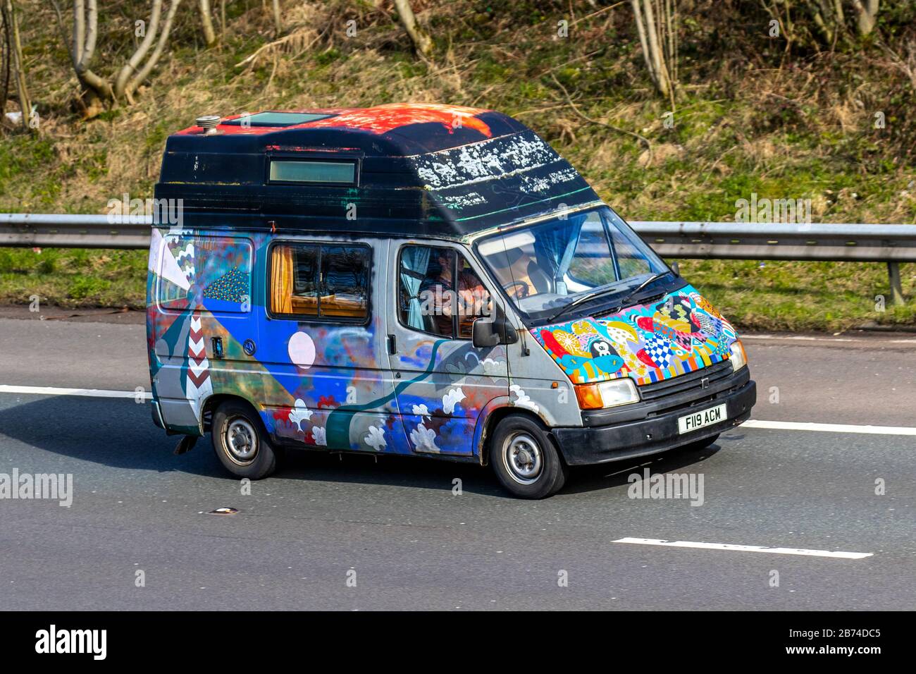 1989 80s furgone ford multicolore; traffico veicolare, trasporto, veicoli, pop top, Caddy, trasportatore, camper furgoni, kombi, combi, camper van, motorhome, conversione, conversioni, microbus, Autobus, camper, camper, veicoli su strade britanniche, motori, motorizzazione sull'autostrada M6 Foto Stock