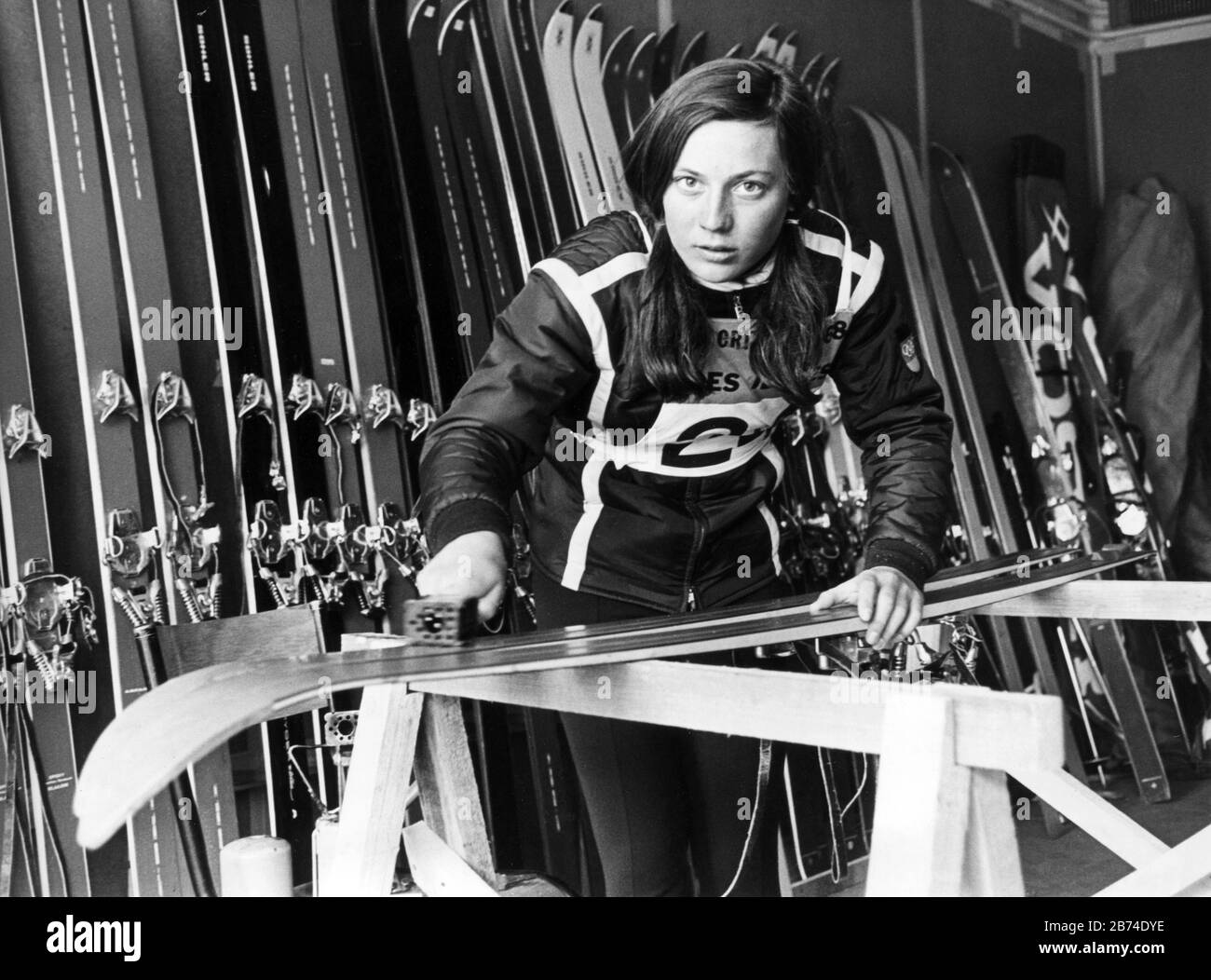 Rosi Mittermaier, giovane e emergente sciatore alpino, sciabica il suo sci in camere appositamente progettate nel villaggio olimpico vicino a Chamrousse dopo aver completato il suo allenamento in discesa il 8 febbraio 1968 durante i Giochi olimpici invernali di Grenoble. | utilizzo in tutto il mondo Foto Stock