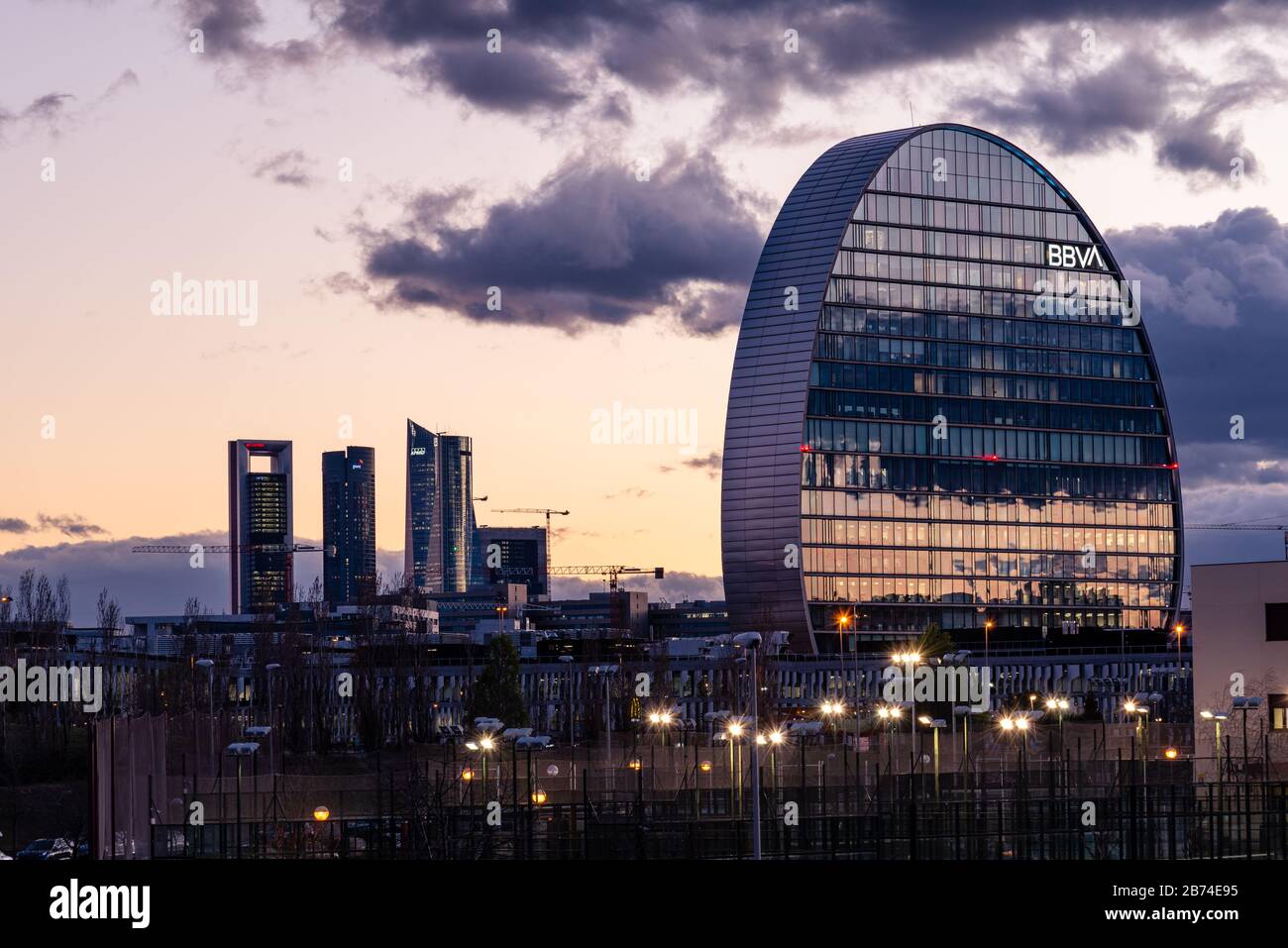 Madrid, Spagna - 7 marzo 2020: Vista dello skyline di Madrid con il quartiere residenziale Las Tablas, l'edificio degli uffici BBVA e Cuatro Torres Financial di Foto Stock