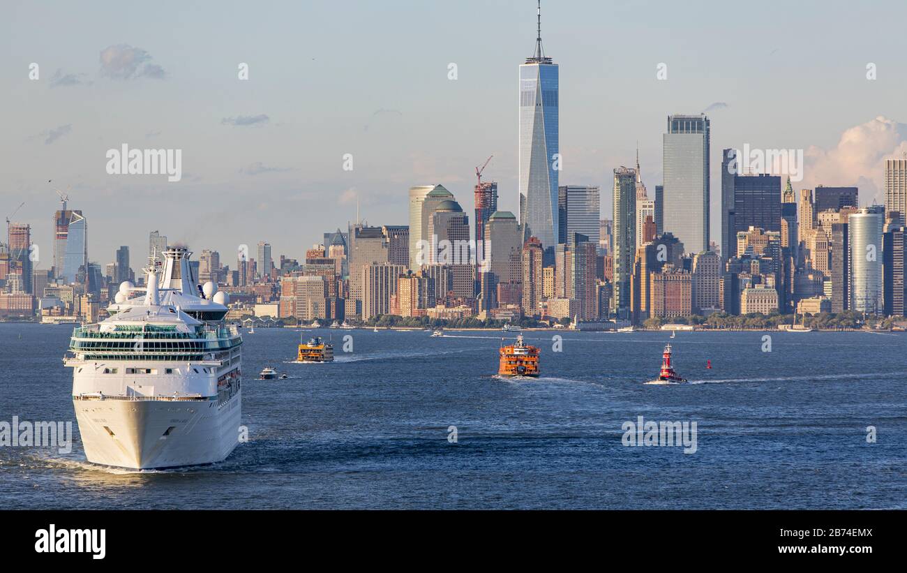 La Vision of the Seas Cruise Ship parte dal porto di New York. Foto Stock