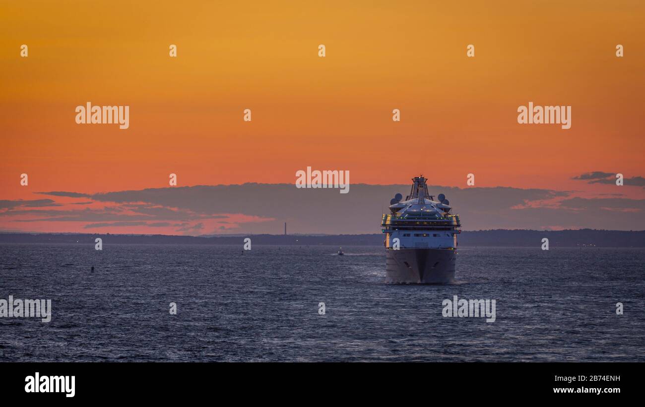 La Vision of the Seas Cruise Ship parte dal porto di New York. Foto Stock