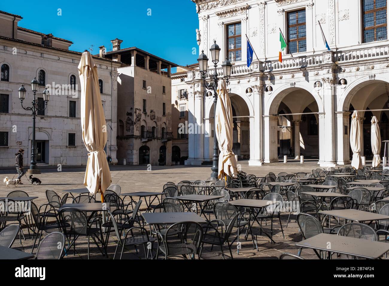 Un ragazzo che indossa una maschera cammina nella città vuota. Persone vietate di riunirsi in pubblico: Le restrizioni del governo per limitare la diffusione del coronavirus. Foto Stock