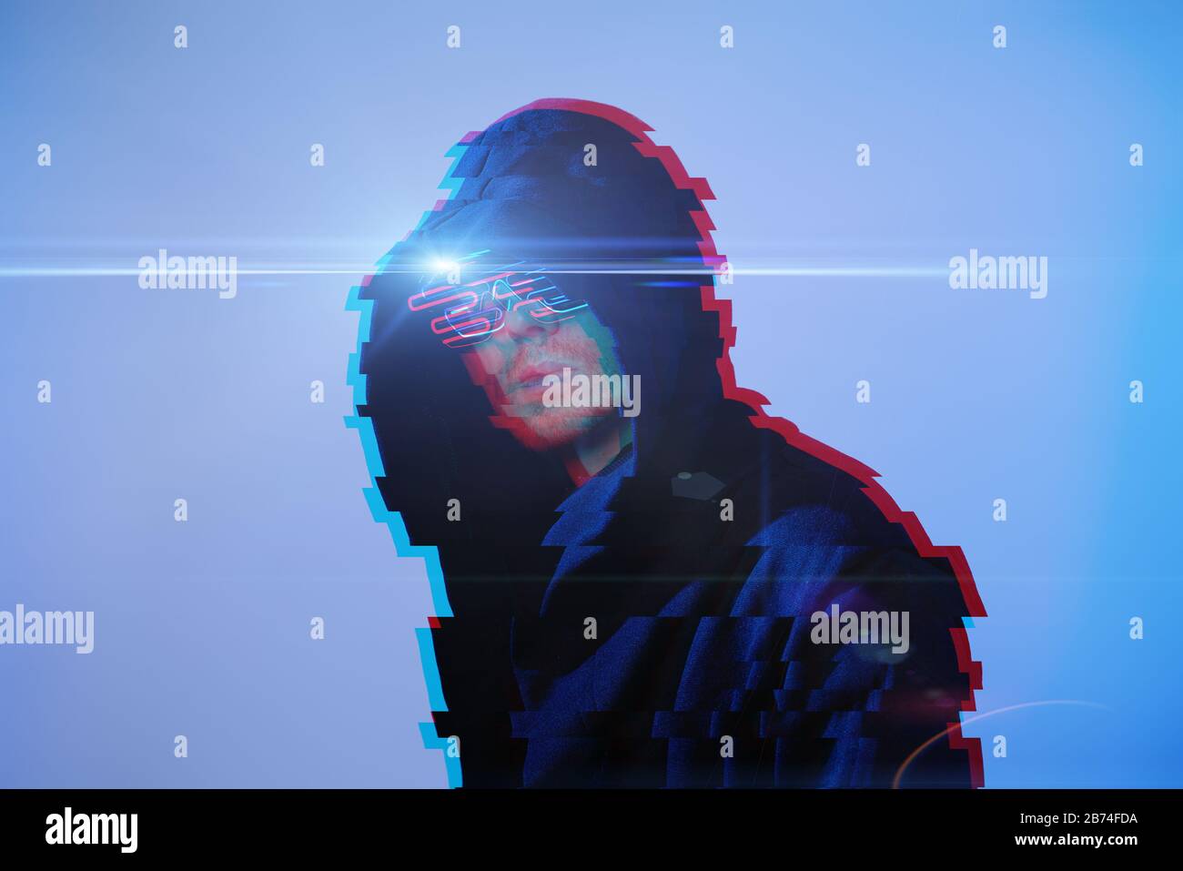 Uomo con cappuccio e occhiali da cyber. Personaggio di gioco. Concetto di  realtà virtuale, giochi informatici e fantascienza. Immagine con effetto di  difetto Foto stock - Alamy