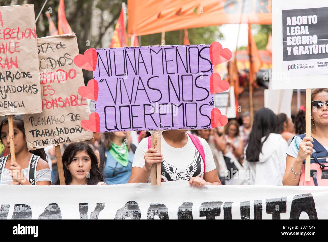 CABA, Buenos Aires / Argentina; 9 marzo 2020: Giornata internazionale delle donne. Un gruppo di donne con manifesti contro la violenza di genere e a favore della gamba Foto Stock