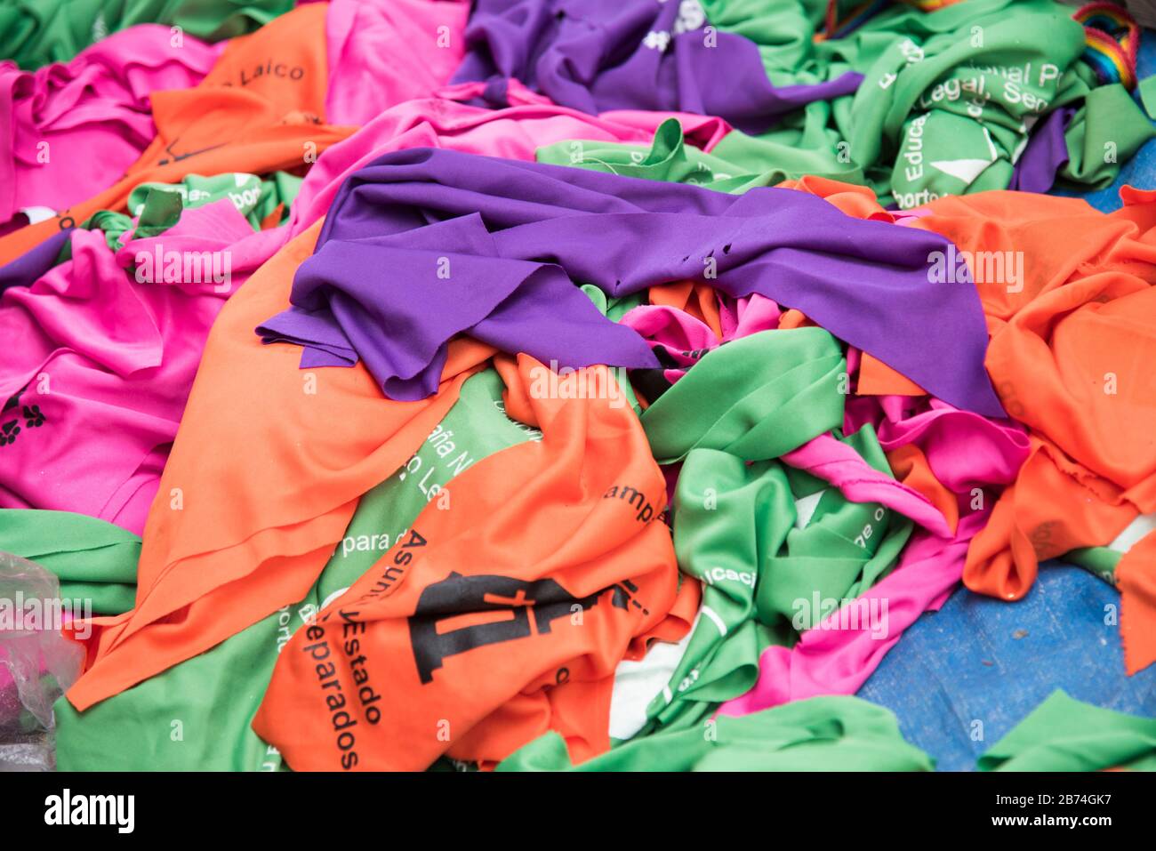 CABA, Buenos Aires / Argentina; 9 marzo 2020: Fazzoletti connessi con cause diverse, aborto legale (verde), non uno meno (viola), Chiesa / St Foto Stock